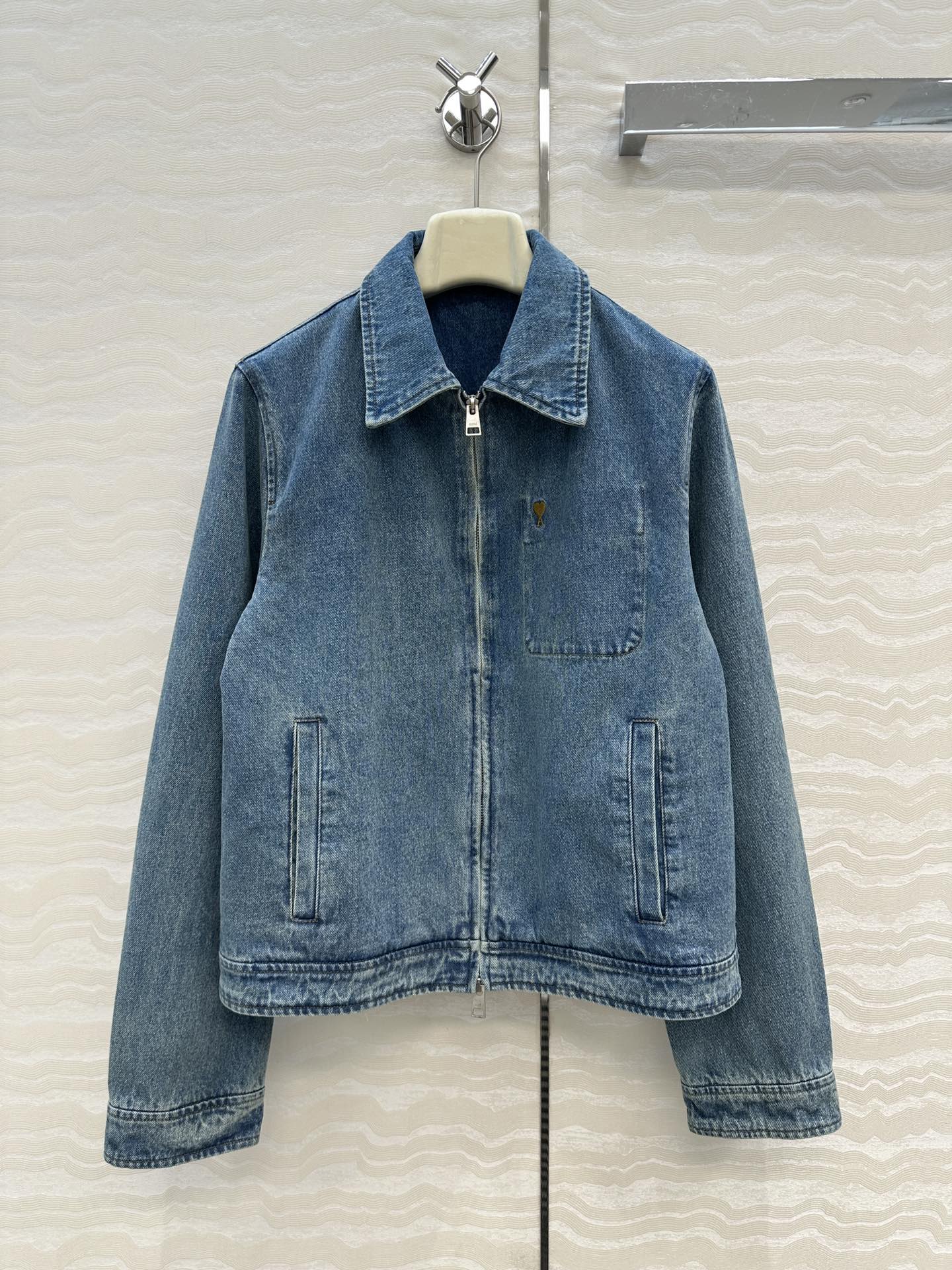 独家首发❤️爆单推荐，Am时髦精穿搭！复古洗水蓝丹宁 男朋友牛仔夹克外套！可露丽🤎咖色爱心刺绣logo。