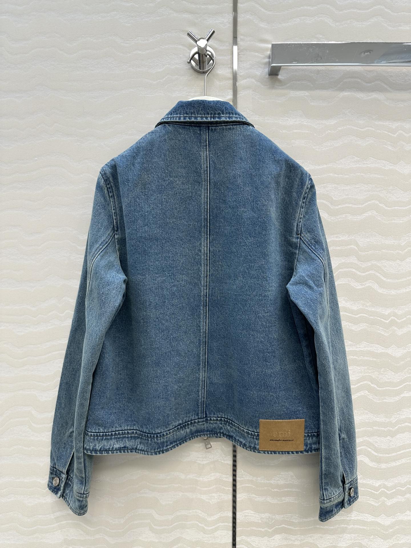 独家首发❤️爆单推荐，Am时髦精穿搭！复古洗水蓝丹宁 男朋友牛仔夹克外套！可露丽🤎咖色爱心刺绣logo。