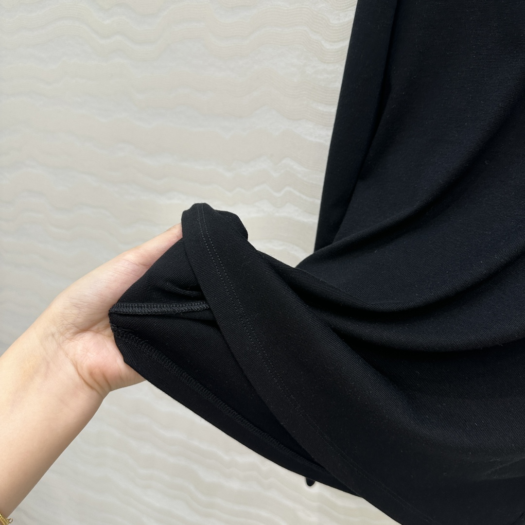 独家首发❤️原单品质，Row风纸片人穿搭！亨利领进口天丝羊毛打底衫！定制深海灰贝壳扣。超级显瘦神器！极简