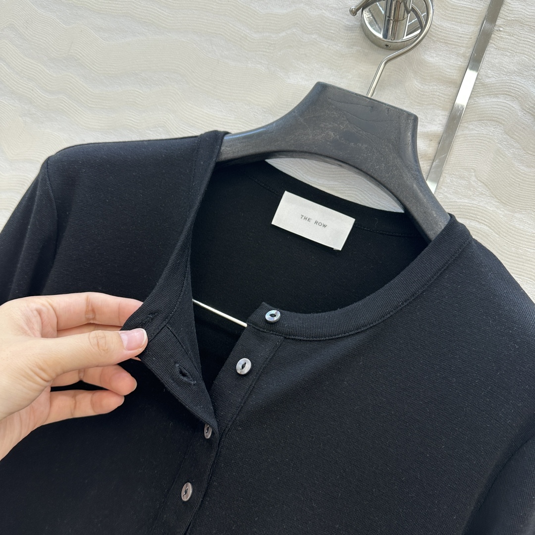 独家首发❤️原单品质，Row风纸片人穿搭！亨利领进口天丝羊毛打底衫！定制深海灰贝壳扣。超级显瘦神器！极简