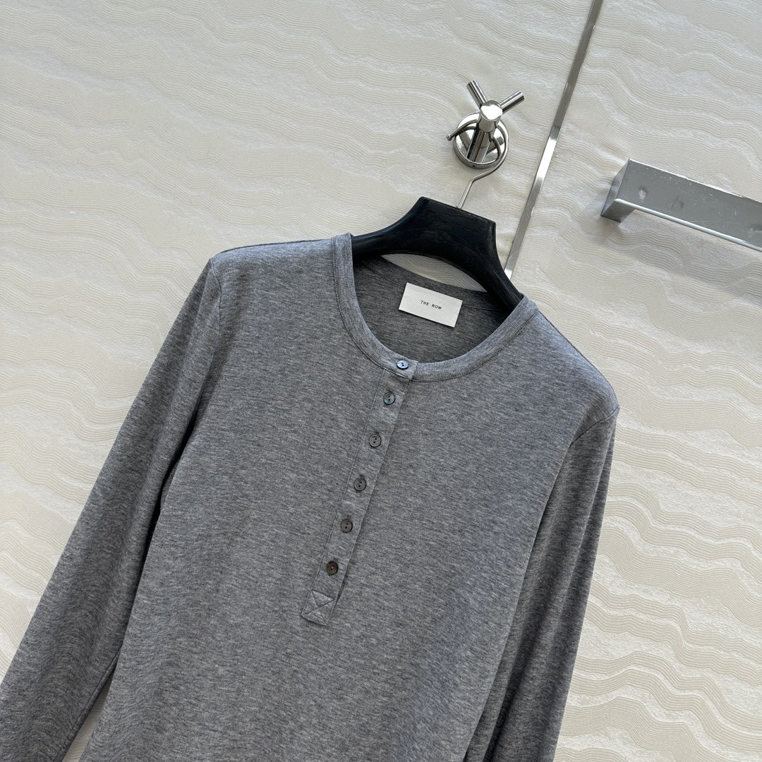 独家首发❤️原单品质，Row风纸片人穿搭！亨利领进口天丝羊毛打底衫！定制深海灰贝壳扣。超级显瘦神器！极简
