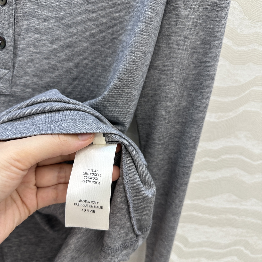 独家首发❤️原单品质，Row风纸片人穿搭！亨利领进口天丝羊毛打底衫！定制深海灰贝壳扣。超级显瘦神器！极简