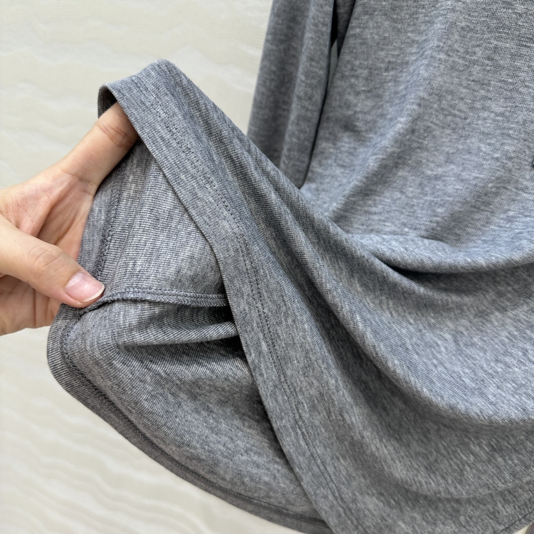 独家首发❤️原单品质，Row风纸片人穿搭！亨利领进口天丝羊毛打底衫！定制深海灰贝壳扣。超级显瘦神器！极简