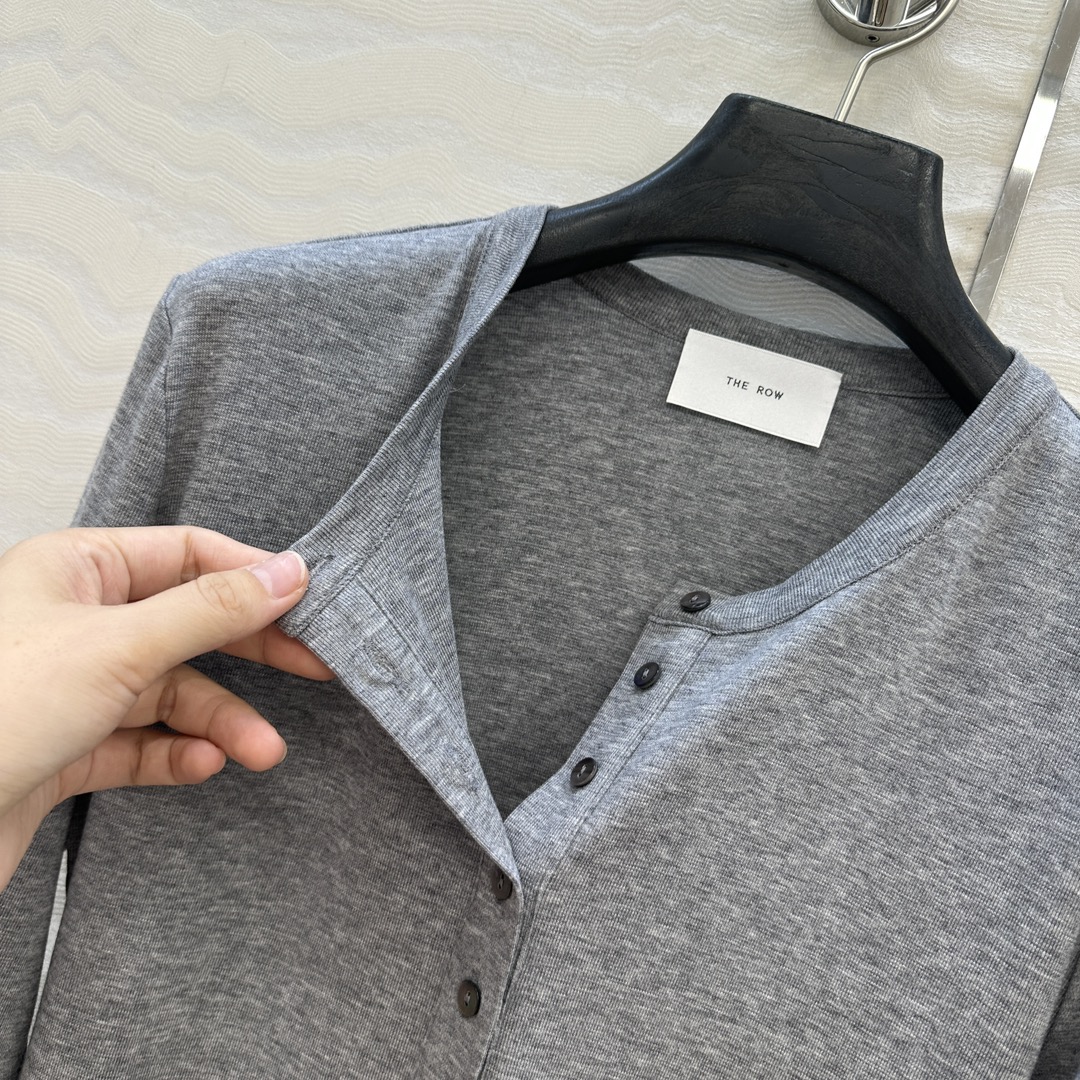 独家首发❤️原单品质，Row风纸片人穿搭！亨利领进口天丝羊毛打底衫！定制深海灰贝壳扣。超级显瘦神器！极简