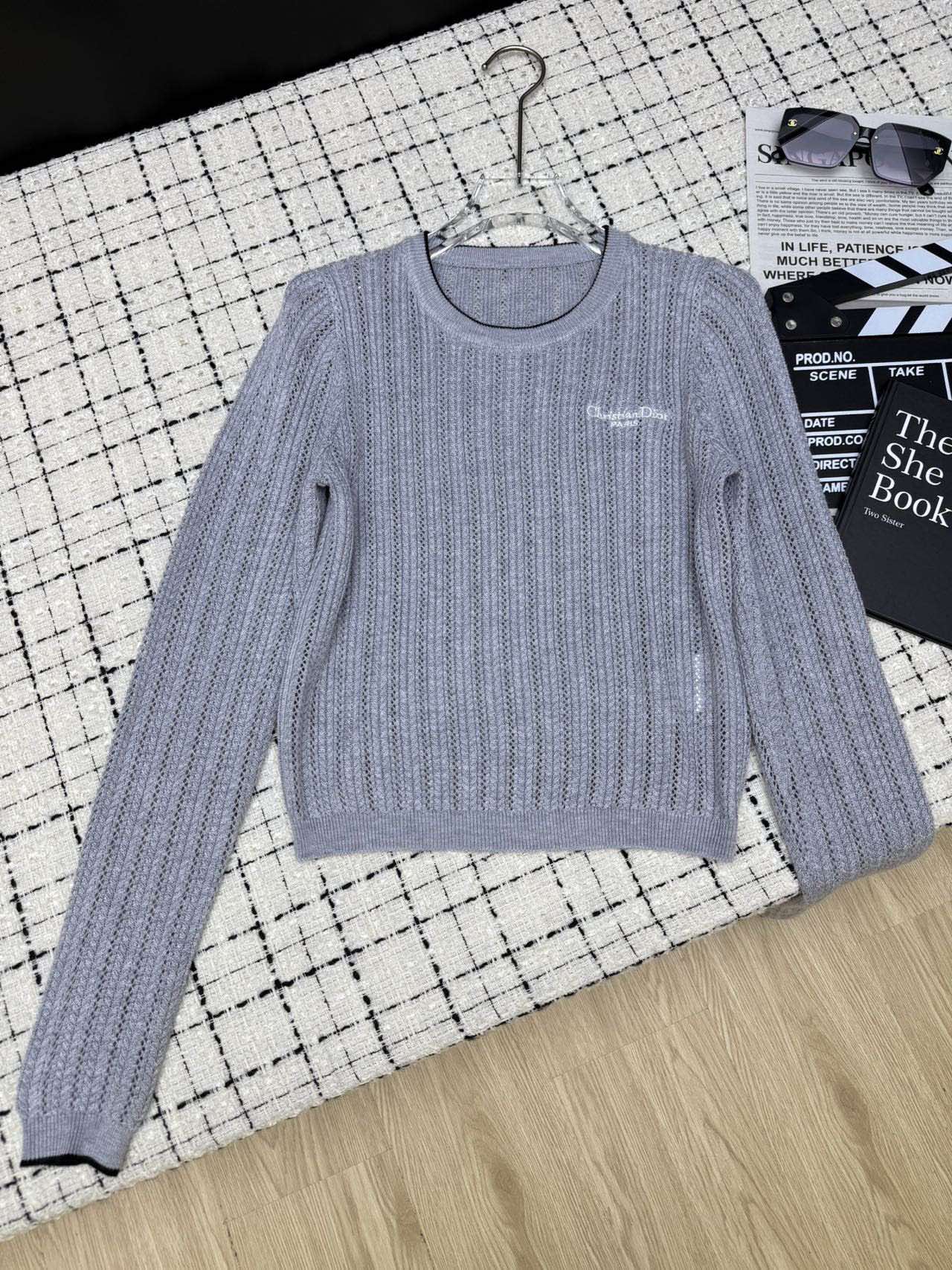 NO:479402,Must-have small top Dio*25 new style hollow design knitted wool sweater super easy to wear and match knitted sweater Whether it is single or inner layer, it is OK. It is a basic style that is not picky about people. Heavy industry hollow weaving method. Two-color SML, dior, alexander wang19860909必备款小上衣 Dio*25新款 镂空设计针织羊毛衫 超级好穿又好搭配的针织衫 不管是单穿或者内搭打底都OK 属于不挑人的基础款 重工镂空织法 两色SML,,dior,alexander wang,Women's clothing