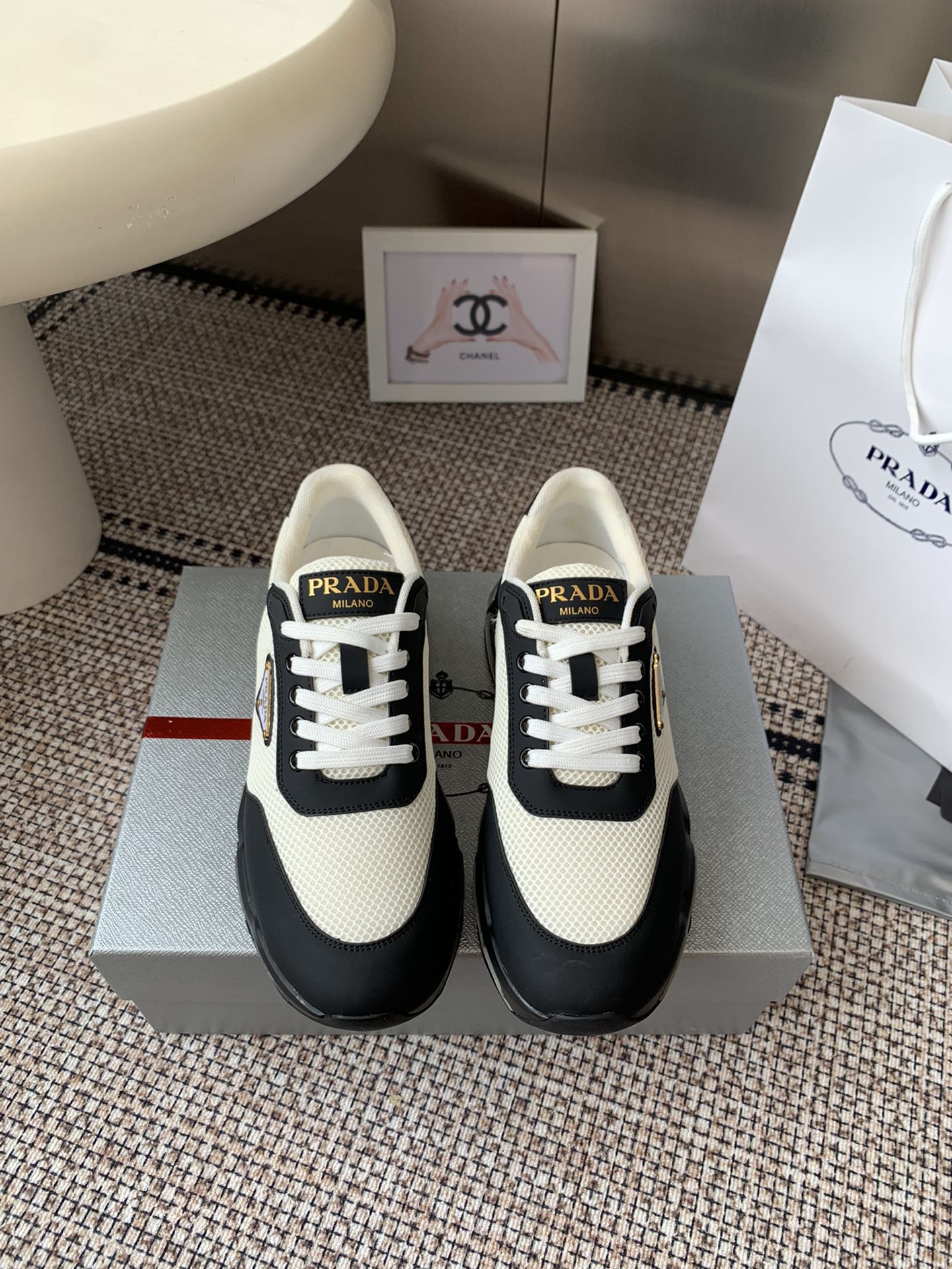NO:511699,Men's Prada Prada 25ss new casual sneakers classic upgrades This sneaker continues the long-lasting outline, carefully crafted from cowhide leather to enhance the style, light style, matched with triangle buckle logo, suitable for all seasons, can be matched with various casual styles In an era where various styles are filled with the eyes, the one that can be matched for a long time, the one that captures people's hearts little by little is the small white shoes Fabric Original custom-made top cowhide Inner Sheepskin Outsole Original air cushion outsole Size 38-46 (customized by 45.46), casual shoes/sports shoes, prada, prada, sneakers, cowhide, sheepskin19860909男款 Prada 普拉达 25ss新款 休闲运动鞋 经典升级 这款运动鞋延续经久不衰的轮廓 采用牛皮革精心制作 提升格调 款式轻盈 搭配三角扣标志 四季皆宜 可与各式休闲造型搭配 在各种风格充斥眼球的时代 最能长久陪伴搭配的 一点一点俘获人心的当属小白鞋 面料 原版定制头层牛皮 内里 羊皮 大底 原版气垫大底 码数38-46（ 45.46定做）,休闲鞋/运动鞋,prada,prada,sneakers,cowhide,sheepskin,Women's Shoes