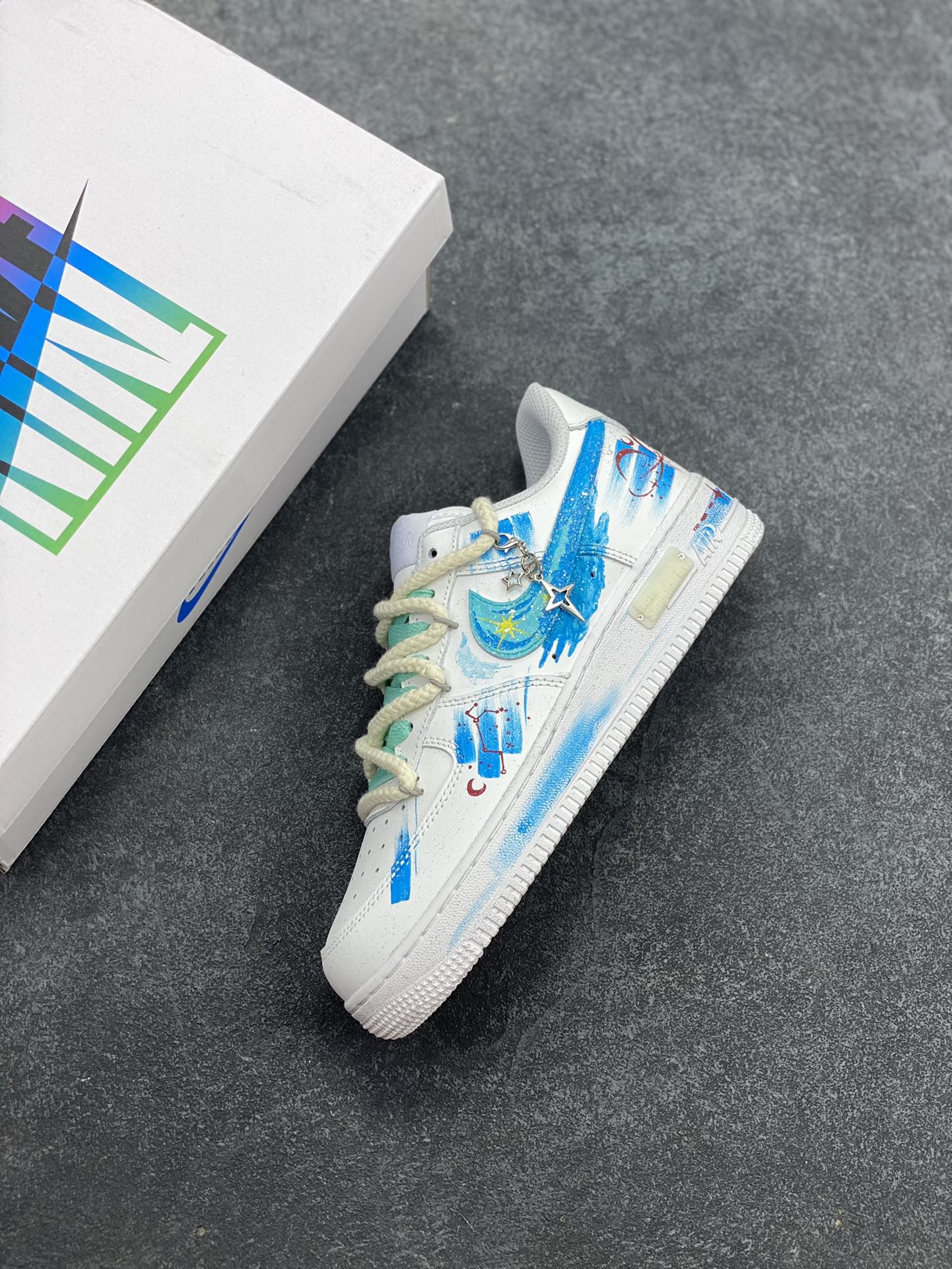 图片[7]-手绘涂鸦“白羊座”十二星座系列 Nike Air Force 1 “Aries”空军一号定制板鞋 从设计灵感来看，它巧妙地将白羊座的热烈与星空的神秘融合在一起。纯净的白色鞋身犹如无垠的宇宙画布。鞋面上，蓝色调为主的星空元素肆意铺展，深邃而迷人，仿佛将浩瀚星空浓缩于小小的鞋身之上。闪烁的星星、弯弯的月牙，每一处细节都精心勾勒，好似在诉说着白羊座的冒险故事。 货号：星座321-419 尺码：36 36.5 37.5 38 38.5 39 40 40.5 41 42 42.5 43 44 44.5 45-选品中心