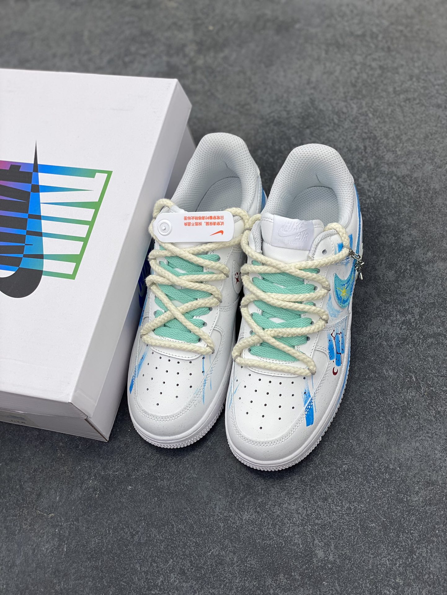 图片[8]-手绘涂鸦“白羊座”十二星座系列 Nike Air Force 1 “Aries”空军一号定制板鞋 从设计灵感来看，它巧妙地将白羊座的热烈与星空的神秘融合在一起。纯净的白色鞋身犹如无垠的宇宙画布。鞋面上，蓝色调为主的星空元素肆意铺展，深邃而迷人，仿佛将浩瀚星空浓缩于小小的鞋身之上。闪烁的星星、弯弯的月牙，每一处细节都精心勾勒，好似在诉说着白羊座的冒险故事。 货号：星座321-419 尺码：36 36.5 37.5 38 38.5 39 40 40.5 41 42 42.5 43 44 44.5 45-选品中心