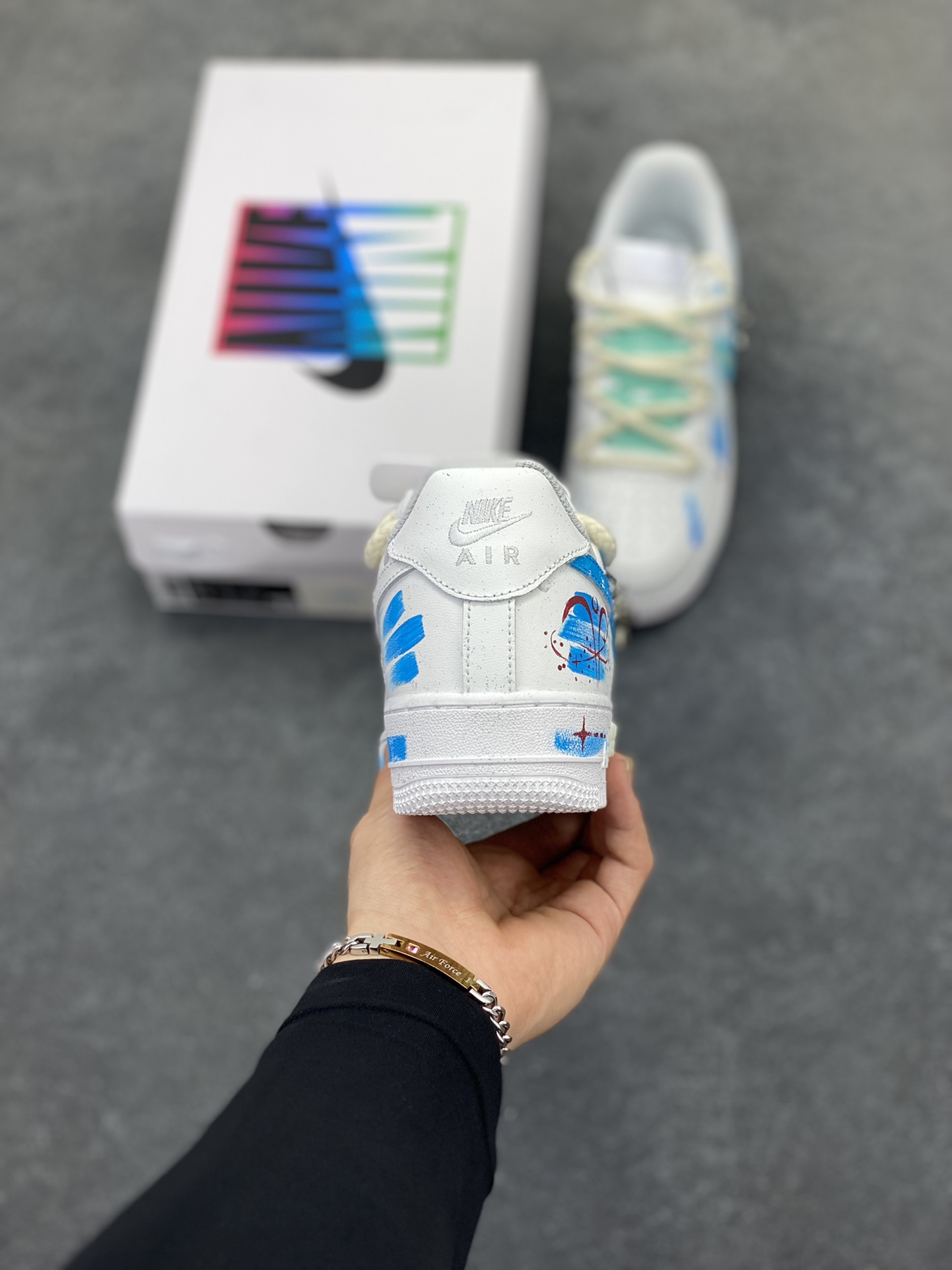 图片[4]-手绘涂鸦“白羊座”十二星座系列 Nike Air Force 1 “Aries”空军一号定制板鞋 从设计灵感来看，它巧妙地将白羊座的热烈与星空的神秘融合在一起。纯净的白色鞋身犹如无垠的宇宙画布。鞋面上，蓝色调为主的星空元素肆意铺展，深邃而迷人，仿佛将浩瀚星空浓缩于小小的鞋身之上。闪烁的星星、弯弯的月牙，每一处细节都精心勾勒，好似在诉说着白羊座的冒险故事。 货号：星座321-419 尺码：36 36.5 37.5 38 38.5 39 40 40.5 41 42 42.5 43 44 44.5 45-选品中心