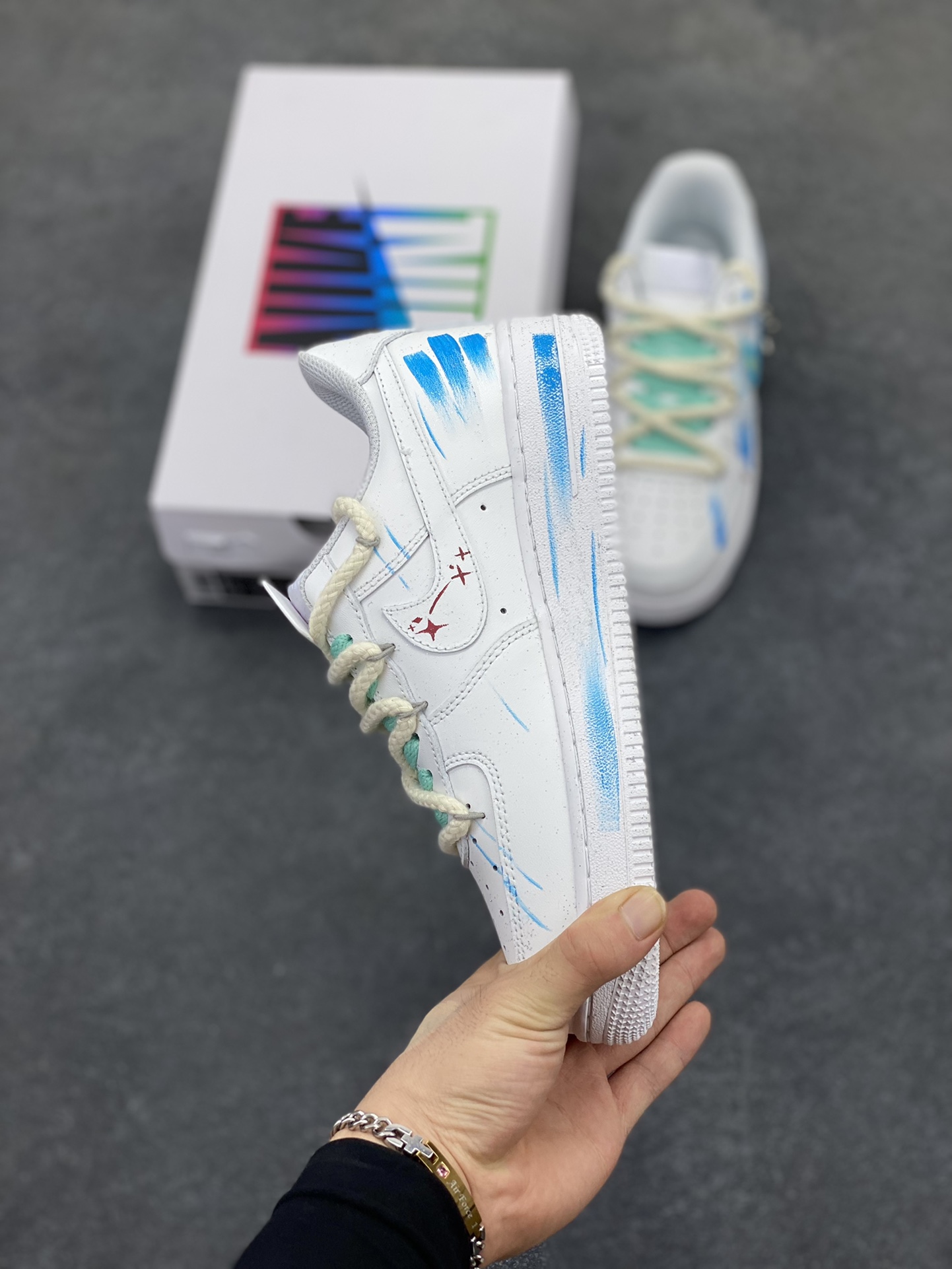 图片[3]-手绘涂鸦“白羊座”十二星座系列 Nike Air Force 1 “Aries”空军一号定制板鞋 从设计灵感来看，它巧妙地将白羊座的热烈与星空的神秘融合在一起。纯净的白色鞋身犹如无垠的宇宙画布。鞋面上，蓝色调为主的星空元素肆意铺展，深邃而迷人，仿佛将浩瀚星空浓缩于小小的鞋身之上。闪烁的星星、弯弯的月牙，每一处细节都精心勾勒，好似在诉说着白羊座的冒险故事。 货号：星座321-419 尺码：36 36.5 37.5 38 38.5 39 40 40.5 41 42 42.5 43 44 44.5 45-选品中心