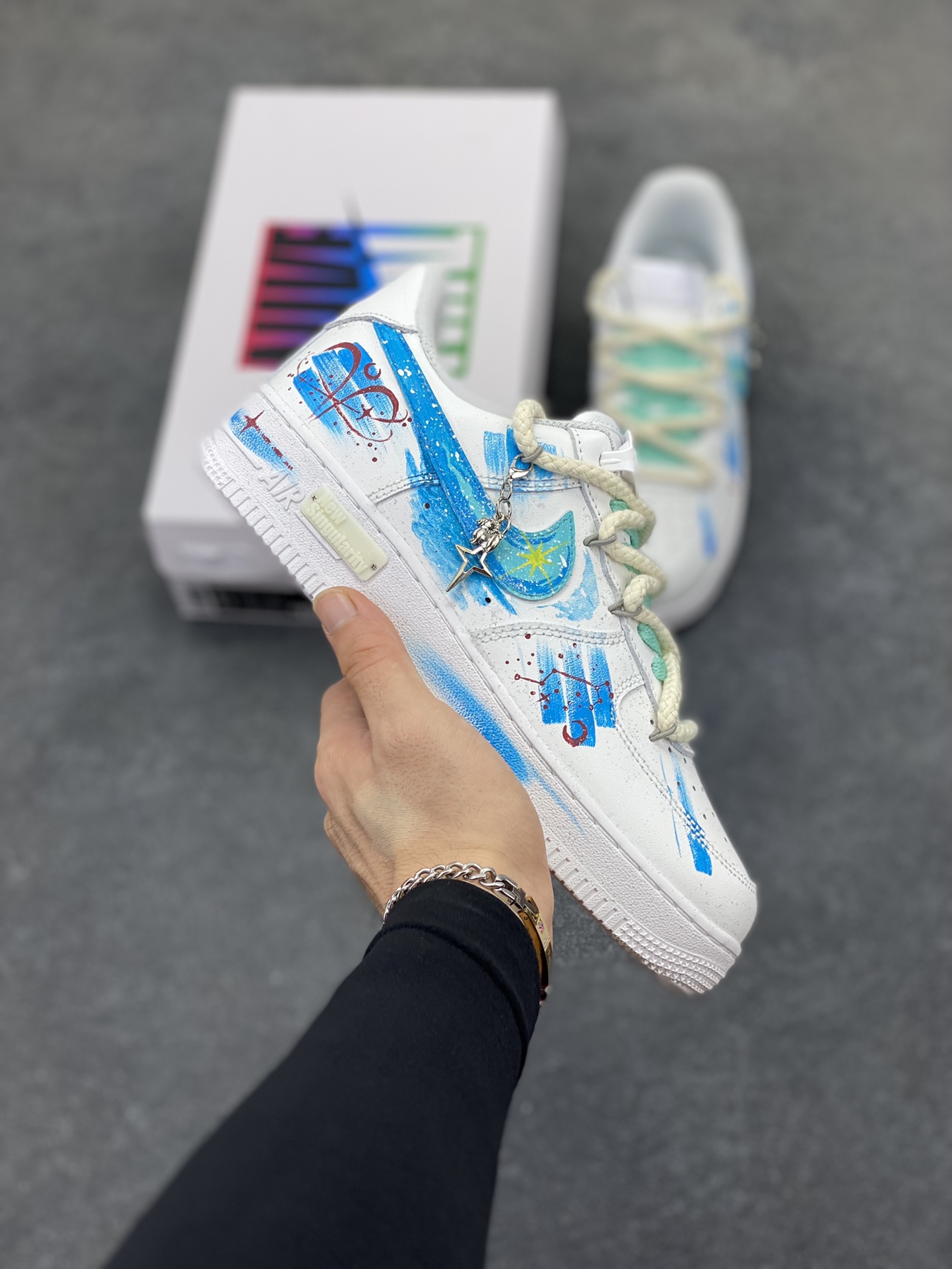 手绘涂鸦“白羊座”十二星座系列 Nike Air Force 1 “Aries”空军一号定制板鞋 从设计灵感来看，它巧妙地将白羊座的热烈与星空的神秘融合在一起。纯净的白色鞋身犹如无垠的宇宙画布。鞋面上，蓝色调为主的星空元素肆意铺展，深邃而迷人，仿佛将浩瀚星空浓缩于小小的鞋身之上。闪烁的星星、弯弯的月牙，每一处细节都精心勾勒，好似在诉说着白羊座的冒险故事。 货号：星座321-419 尺码：36 36.5 37.5 38 38.5 39 40 40.5 41 42 42.5 43 44 44.5 45-选品中心
