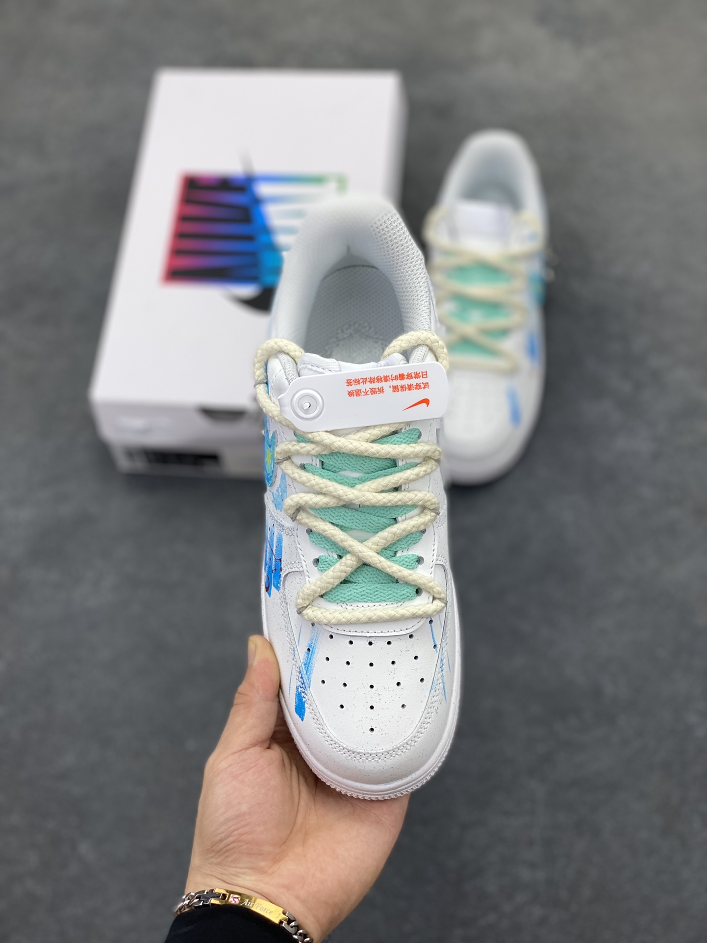 图片[2]-手绘涂鸦“白羊座”十二星座系列 Nike Air Force 1 “Aries”空军一号定制板鞋 从设计灵感来看，它巧妙地将白羊座的热烈与星空的神秘融合在一起。纯净的白色鞋身犹如无垠的宇宙画布。鞋面上，蓝色调为主的星空元素肆意铺展，深邃而迷人，仿佛将浩瀚星空浓缩于小小的鞋身之上。闪烁的星星、弯弯的月牙，每一处细节都精心勾勒，好似在诉说着白羊座的冒险故事。 货号：星座321-419 尺码：36 36.5 37.5 38 38.5 39 40 40.5 41 42 42.5 43 44 44.5 45-选品中心