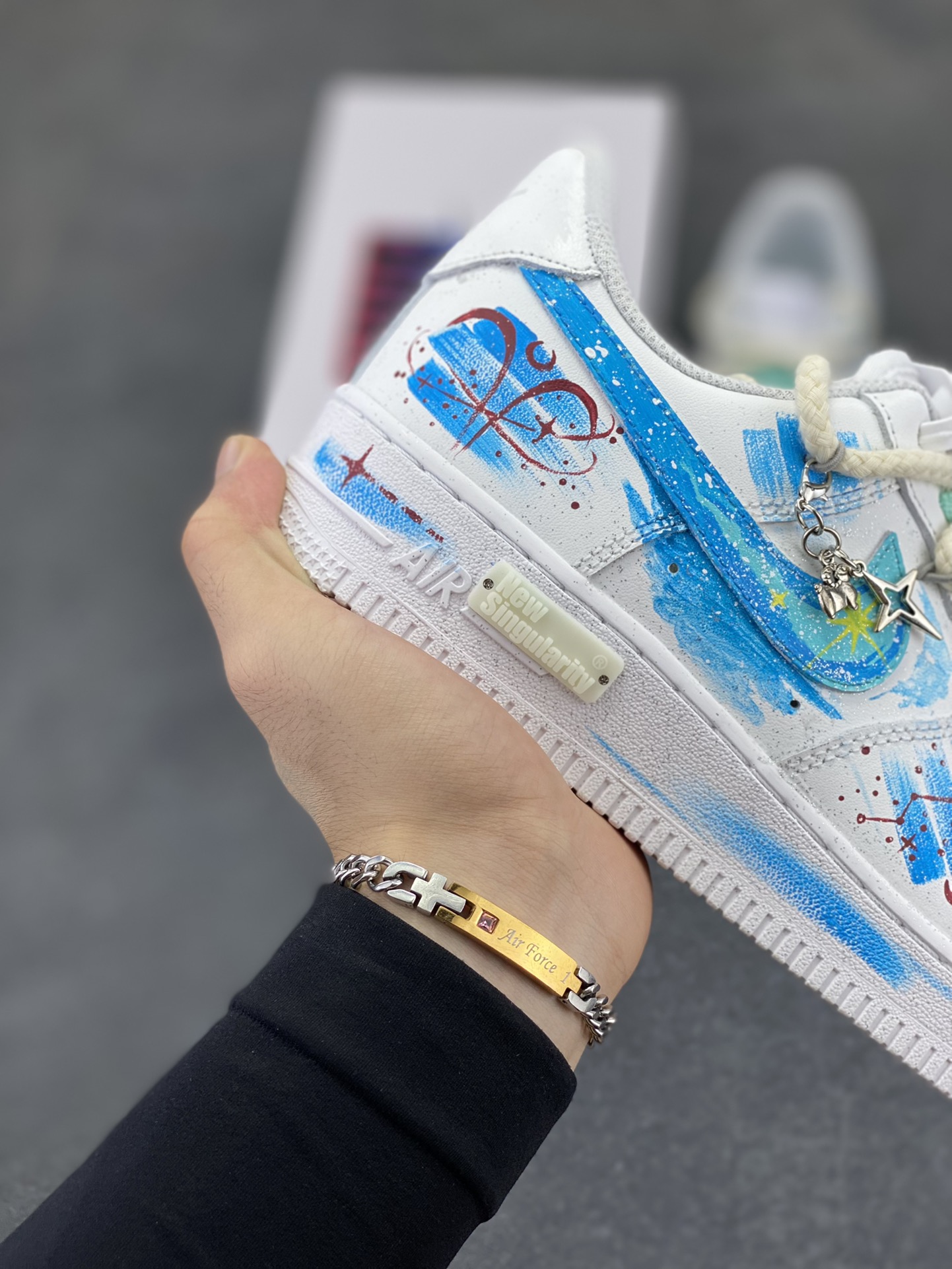 图片[6]-手绘涂鸦“白羊座”十二星座系列 Nike Air Force 1 “Aries”空军一号定制板鞋 从设计灵感来看，它巧妙地将白羊座的热烈与星空的神秘融合在一起。纯净的白色鞋身犹如无垠的宇宙画布。鞋面上，蓝色调为主的星空元素肆意铺展，深邃而迷人，仿佛将浩瀚星空浓缩于小小的鞋身之上。闪烁的星星、弯弯的月牙，每一处细节都精心勾勒，好似在诉说着白羊座的冒险故事。 货号：星座321-419 尺码：36 36.5 37.5 38 38.5 39 40 40.5 41 42 42.5 43 44 44.5 45-选品中心