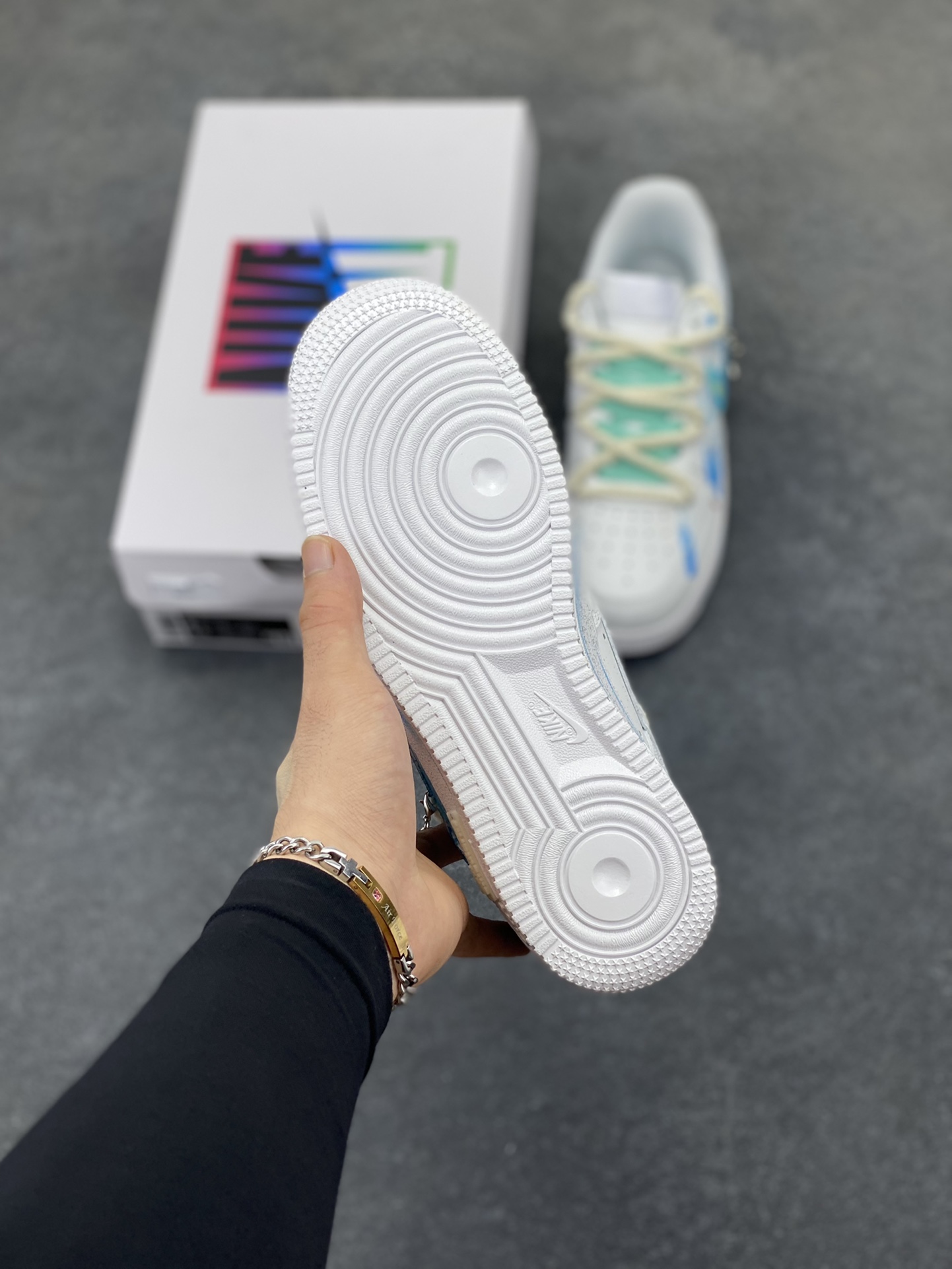 图片[5]-手绘涂鸦“白羊座”十二星座系列 Nike Air Force 1 “Aries”空军一号定制板鞋 从设计灵感来看，它巧妙地将白羊座的热烈与星空的神秘融合在一起。纯净的白色鞋身犹如无垠的宇宙画布。鞋面上，蓝色调为主的星空元素肆意铺展，深邃而迷人，仿佛将浩瀚星空浓缩于小小的鞋身之上。闪烁的星星、弯弯的月牙，每一处细节都精心勾勒，好似在诉说着白羊座的冒险故事。 货号：星座321-419 尺码：36 36.5 37.5 38 38.5 39 40 40.5 41 42 42.5 43 44 44.5 45-选品中心