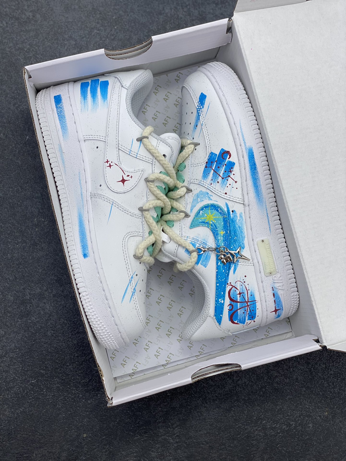 图片[9]-手绘涂鸦“白羊座”十二星座系列 Nike Air Force 1 “Aries”空军一号定制板鞋 从设计灵感来看，它巧妙地将白羊座的热烈与星空的神秘融合在一起。纯净的白色鞋身犹如无垠的宇宙画布。鞋面上，蓝色调为主的星空元素肆意铺展，深邃而迷人，仿佛将浩瀚星空浓缩于小小的鞋身之上。闪烁的星星、弯弯的月牙，每一处细节都精心勾勒，好似在诉说着白羊座的冒险故事。 货号：星座321-419 尺码：36 36.5 37.5 38 38.5 39 40 40.5 41 42 42.5 43 44 44.5 45-选品中心