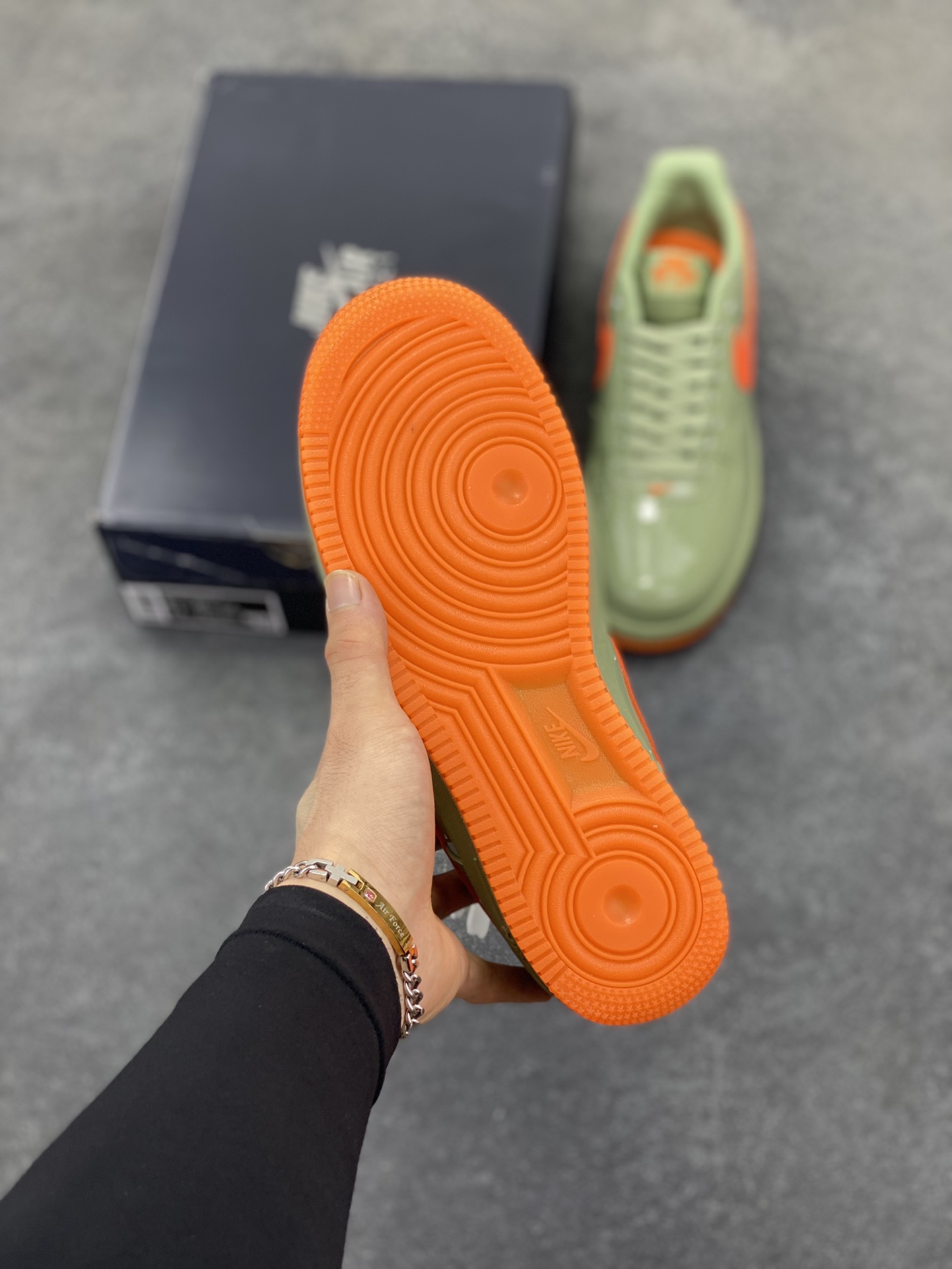 图片[5]-Nike Air Force 1 Low 镜面绿橙勾 空军一号低帮运动休闲板鞋 原楦头原纸板 打造纯正空军版型#专注外贸渠道 全掌内置蜂窝气垫 #原盒配件 原厂中底钢印、拉帮完美 货号：HJ9918-386 尺码：36 36.5 37.5 38 38.5 39 40 40.5 41 42 42.5 43 44 44.5 45-选品中心