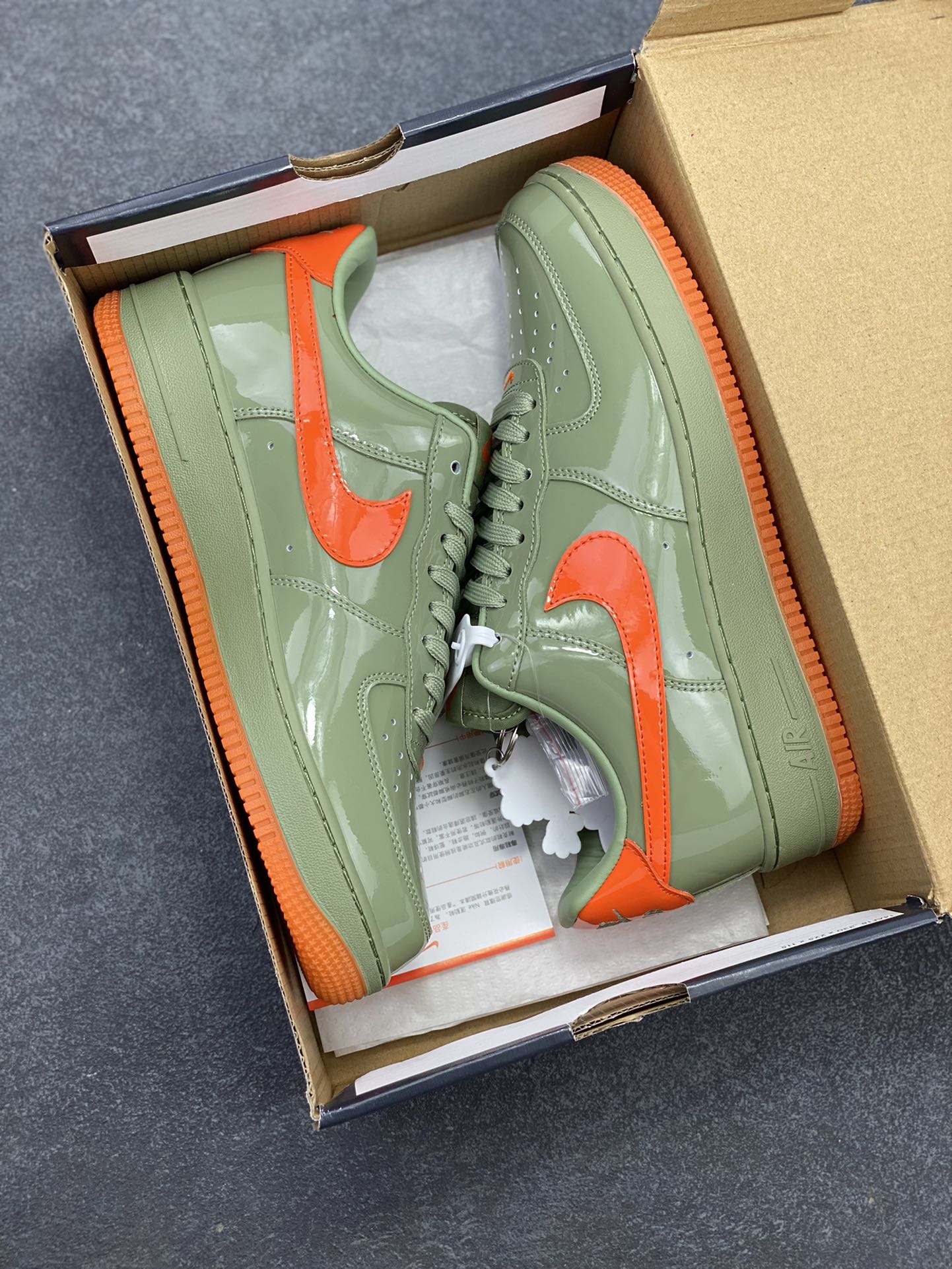 图片[9]-Nike Air Force 1 Low 镜面绿橙勾 空军一号低帮运动休闲板鞋 原楦头原纸板 打造纯正空军版型#专注外贸渠道 全掌内置蜂窝气垫 #原盒配件 原厂中底钢印、拉帮完美 货号：HJ9918-386 尺码：36 36.5 37.5 38 38.5 39 40 40.5 41 42 42.5 43 44 44.5 45-选品中心