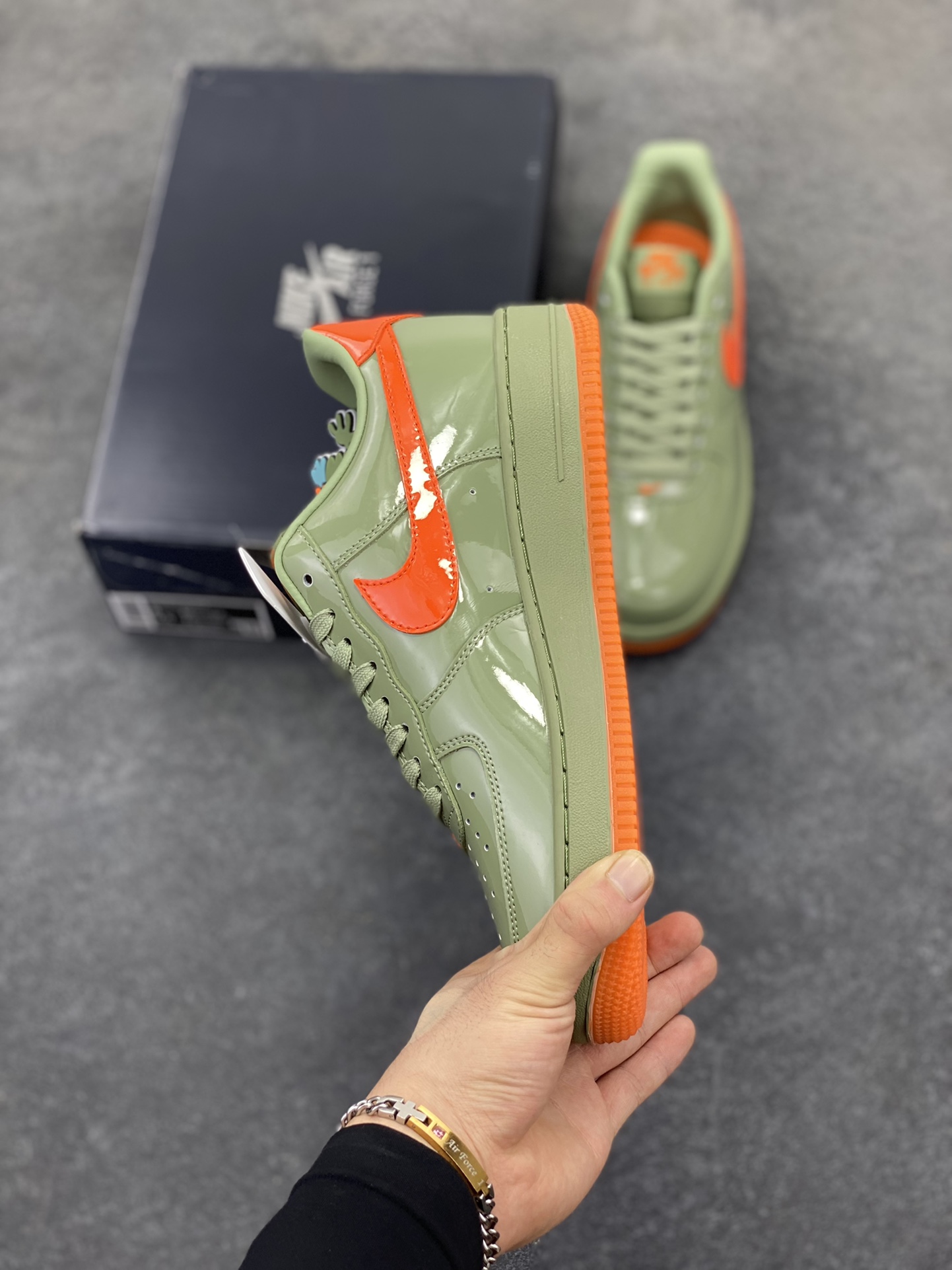 图片[3]-Nike Air Force 1 Low 镜面绿橙勾 空军一号低帮运动休闲板鞋 原楦头原纸板 打造纯正空军版型#专注外贸渠道 全掌内置蜂窝气垫 #原盒配件 原厂中底钢印、拉帮完美 货号：HJ9918-386 尺码：36 36.5 37.5 38 38.5 39 40 40.5 41 42 42.5 43 44 44.5 45-选品中心