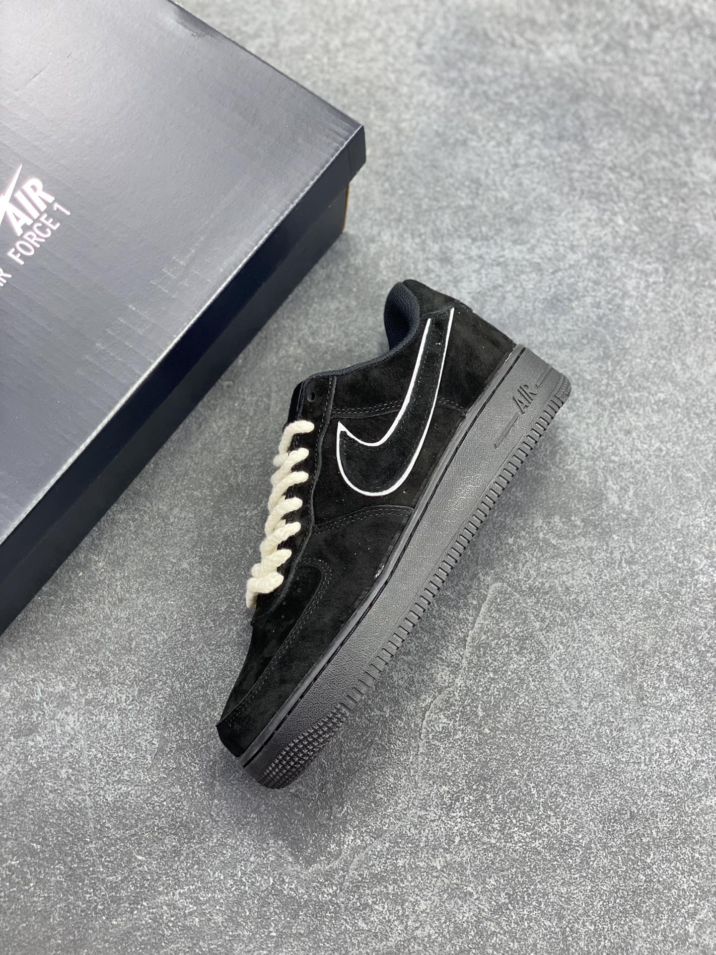 图片[7]-Nike Air Force 1 Low 空军一号低帮百搭休闲运动板鞋。柔软、弹性十足的缓震性能和出色的中底设计，横跨复古与现代的外型结合，造就出风靡全球三十多年的Force 1，直到今天还深受青睐。 货号：CW2288-111 尺码：36 36.5 37.5 38 38.5 39 40 40.5 41 42 42.5 43 44 44.5 45-选品中心