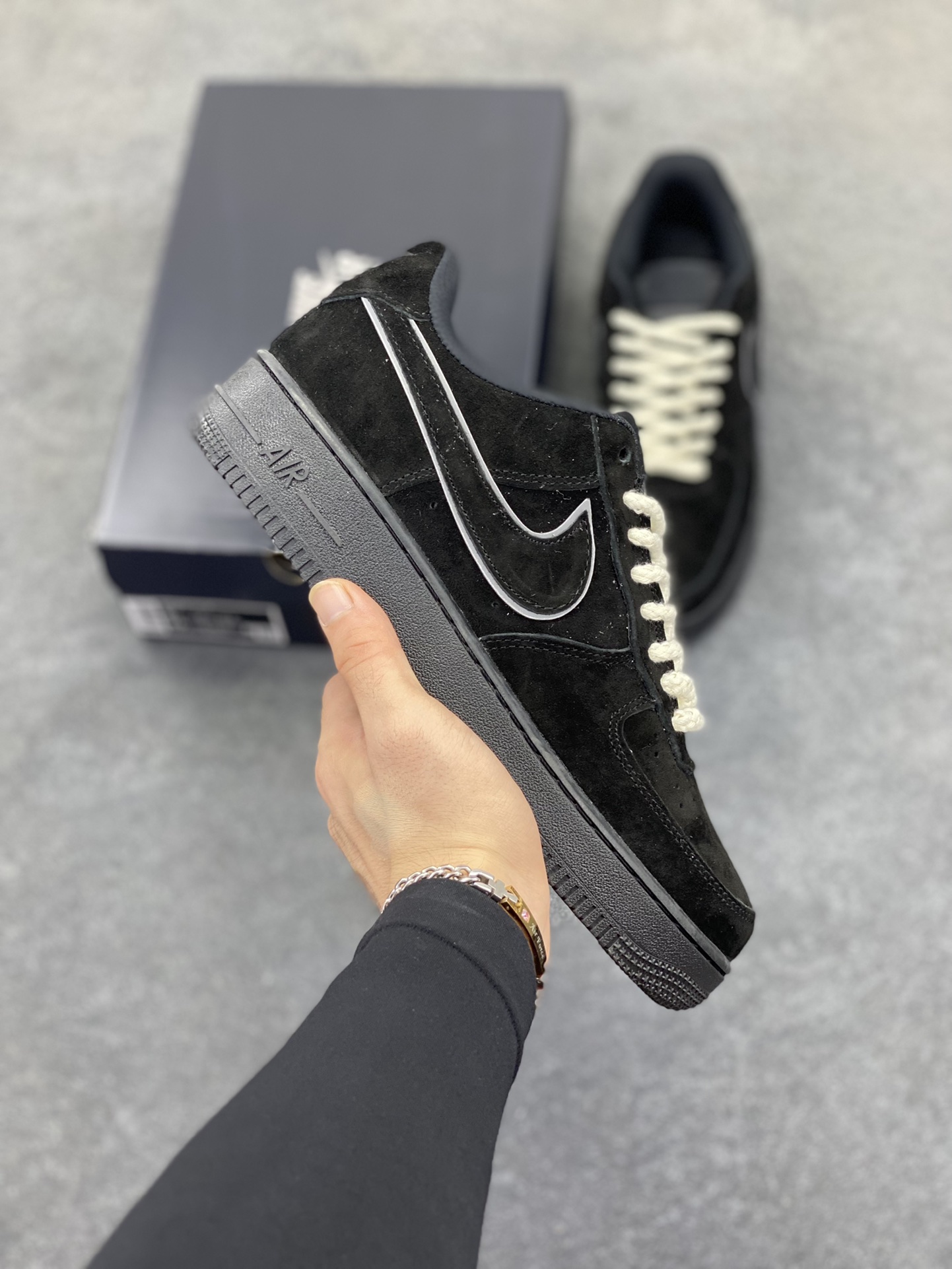 Nike Air Force 1 Low 空军一号低帮百搭休闲运动板鞋。柔软、弹性十足的缓震性能和出色的中底设计,横跨复古与现代的外型结合,造就出风靡全球三十多年的Force 1,直到今天还深受青睐。 货号:CW2288-111 尺码:36 36.5 37.5 38 38.5 39 40 40.5 41 42 42.5 43 44 44.5 45-选品中心