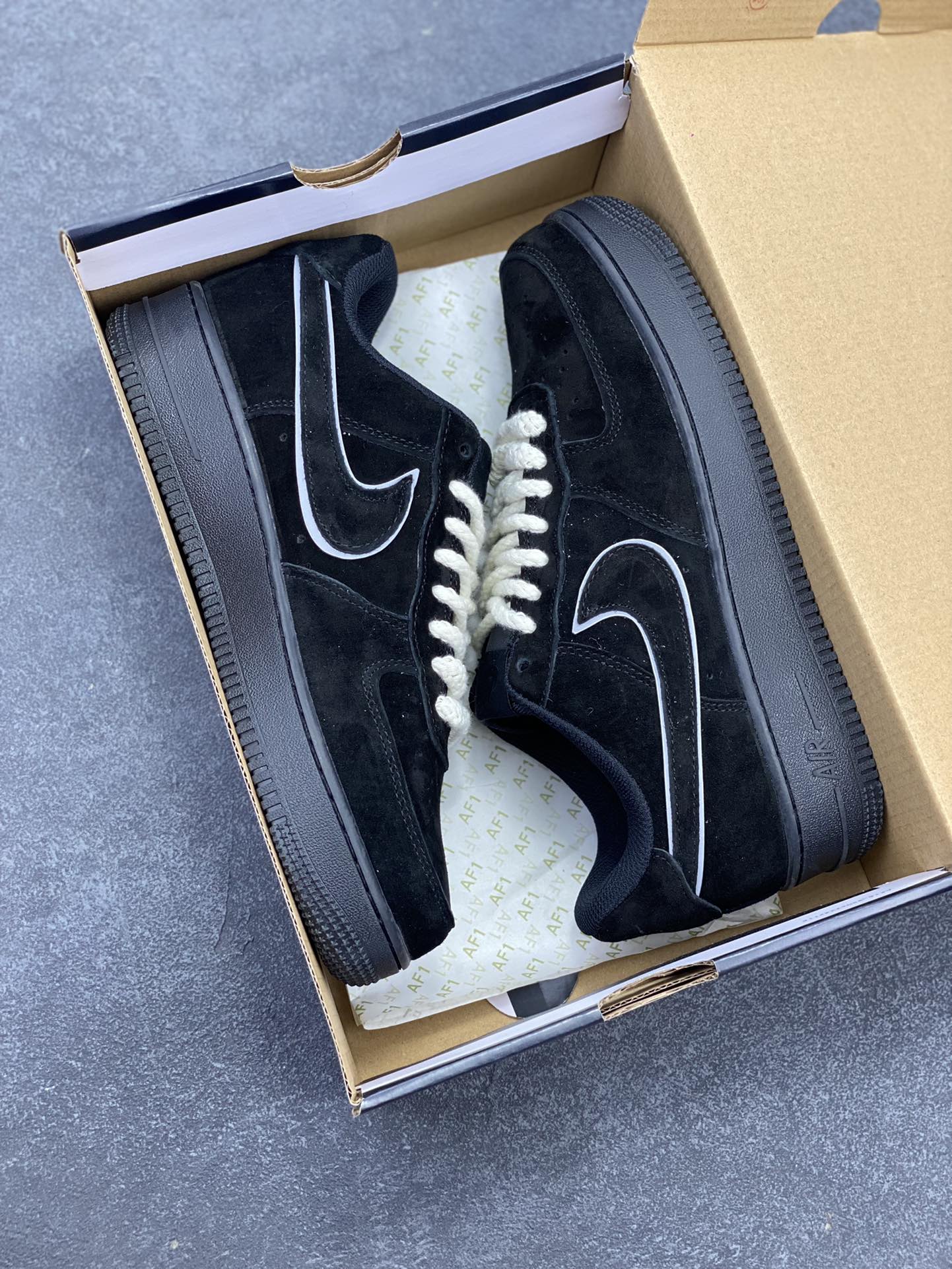 图片[9]-Nike Air Force 1 Low 空军一号低帮百搭休闲运动板鞋。柔软、弹性十足的缓震性能和出色的中底设计，横跨复古与现代的外型结合，造就出风靡全球三十多年的Force 1，直到今天还深受青睐。 货号：CW2288-111 尺码：36 36.5 37.5 38 38.5 39 40 40.5 41 42 42.5 43 44 44.5 45-选品中心