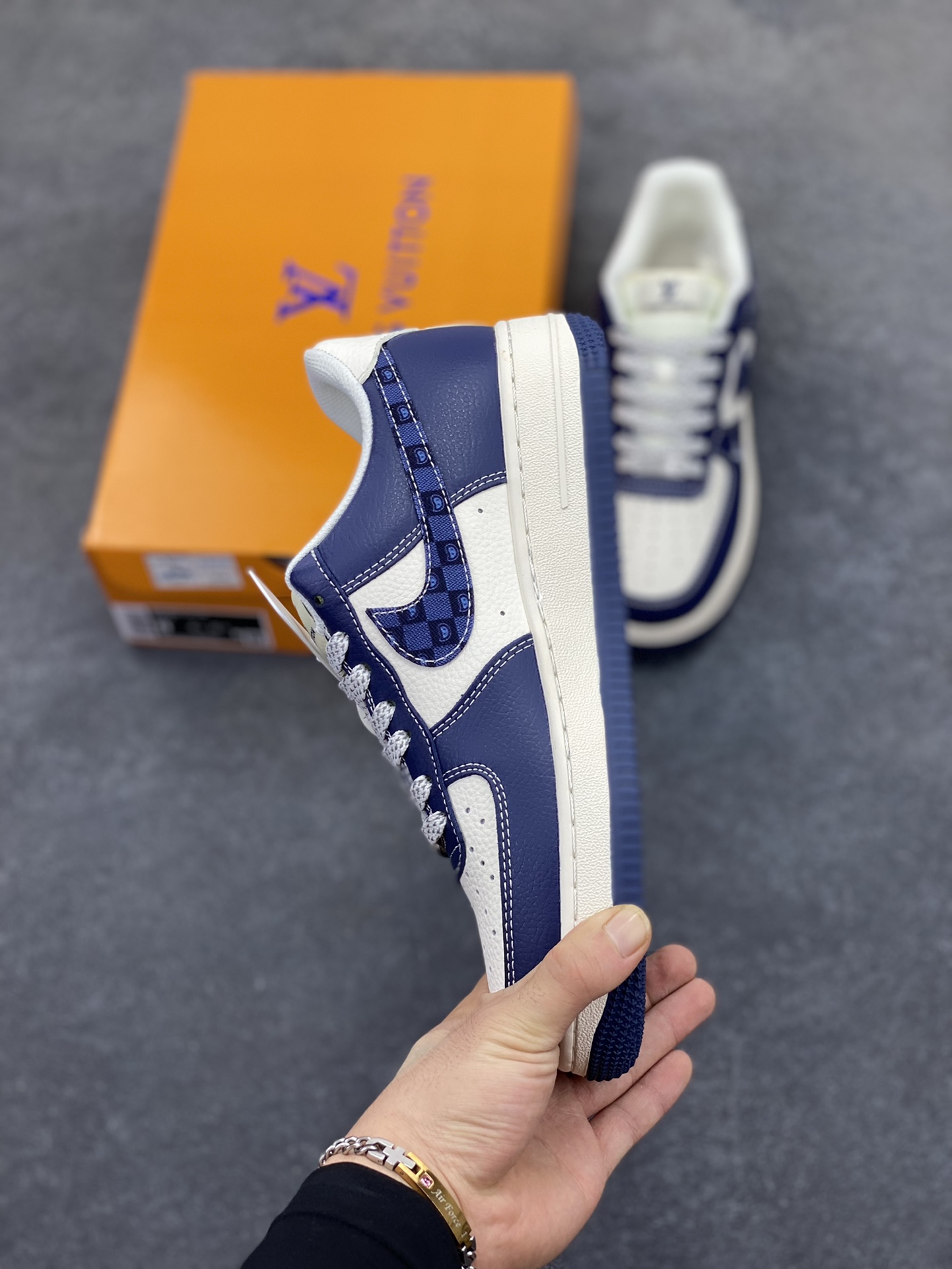 图片[3]-NIke Air Force 1 \’07 Low “LV联名——海军蓝腰果花”空军一号 低帮 运动鞋 休闲鞋 折边针车 工艺难度大 原楦头原纸板 原装鞋盒 定制五金配件 内置全掌气垫 原厂鞋底 货号：JP8028-009 尺码：36 36.5 37.5 38 38.5 39 40 40.5 41 42 42.5 43 44 44.5 45-选品中心