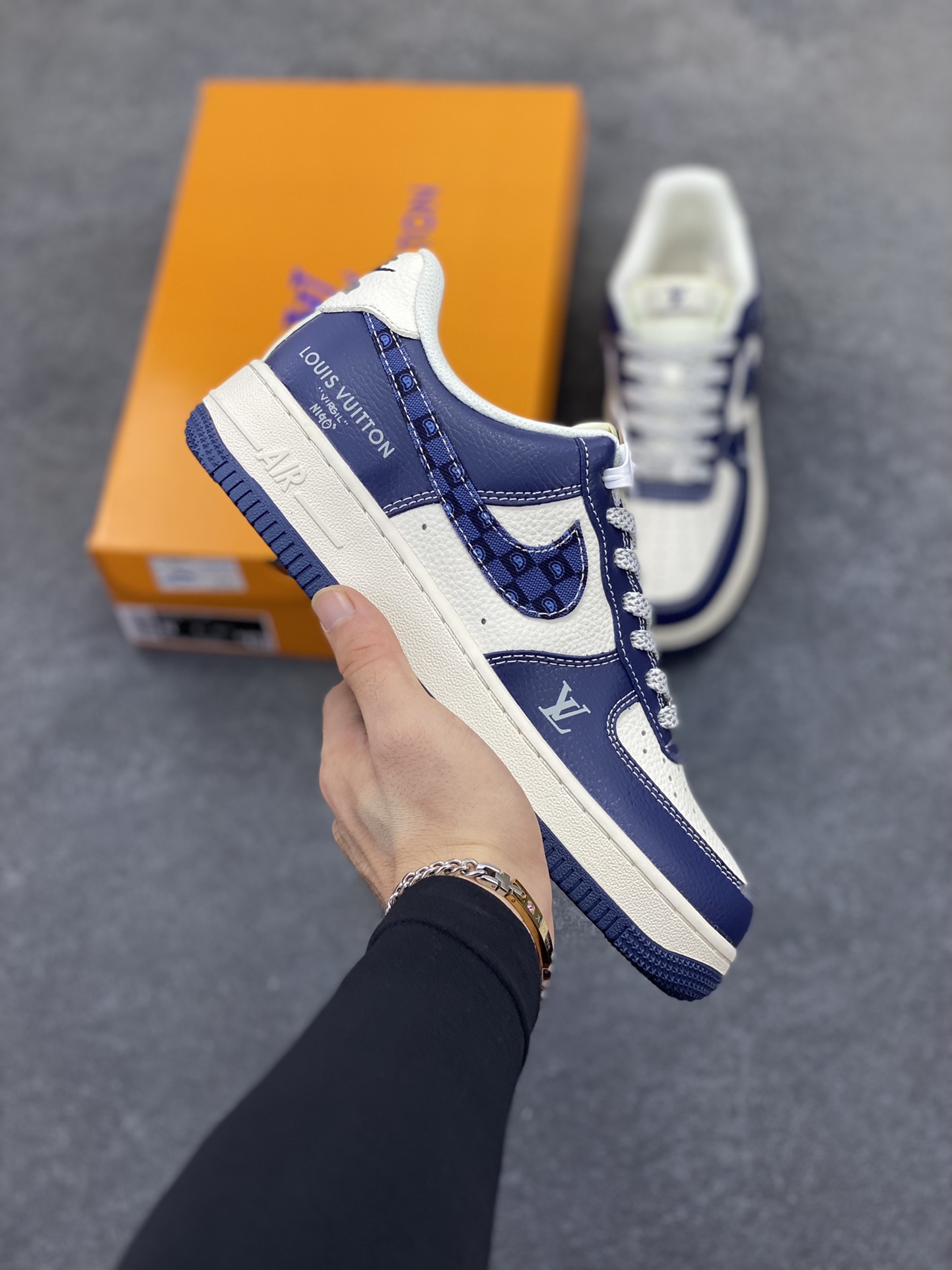 NIke Air Force 1 \’07 Low “LV联名——海军蓝腰果花”空军一号 低帮 运动鞋 休闲鞋 折边针车 工艺难度大 原楦头原纸板 原装鞋盒 定制五金配件 内置全掌气垫 原厂鞋底 货号：JP8028-009 尺码：36 36.5 37.5 38 38.5 39 40 40.5 41 42 42.5 43 44 44.5 45-选品中心