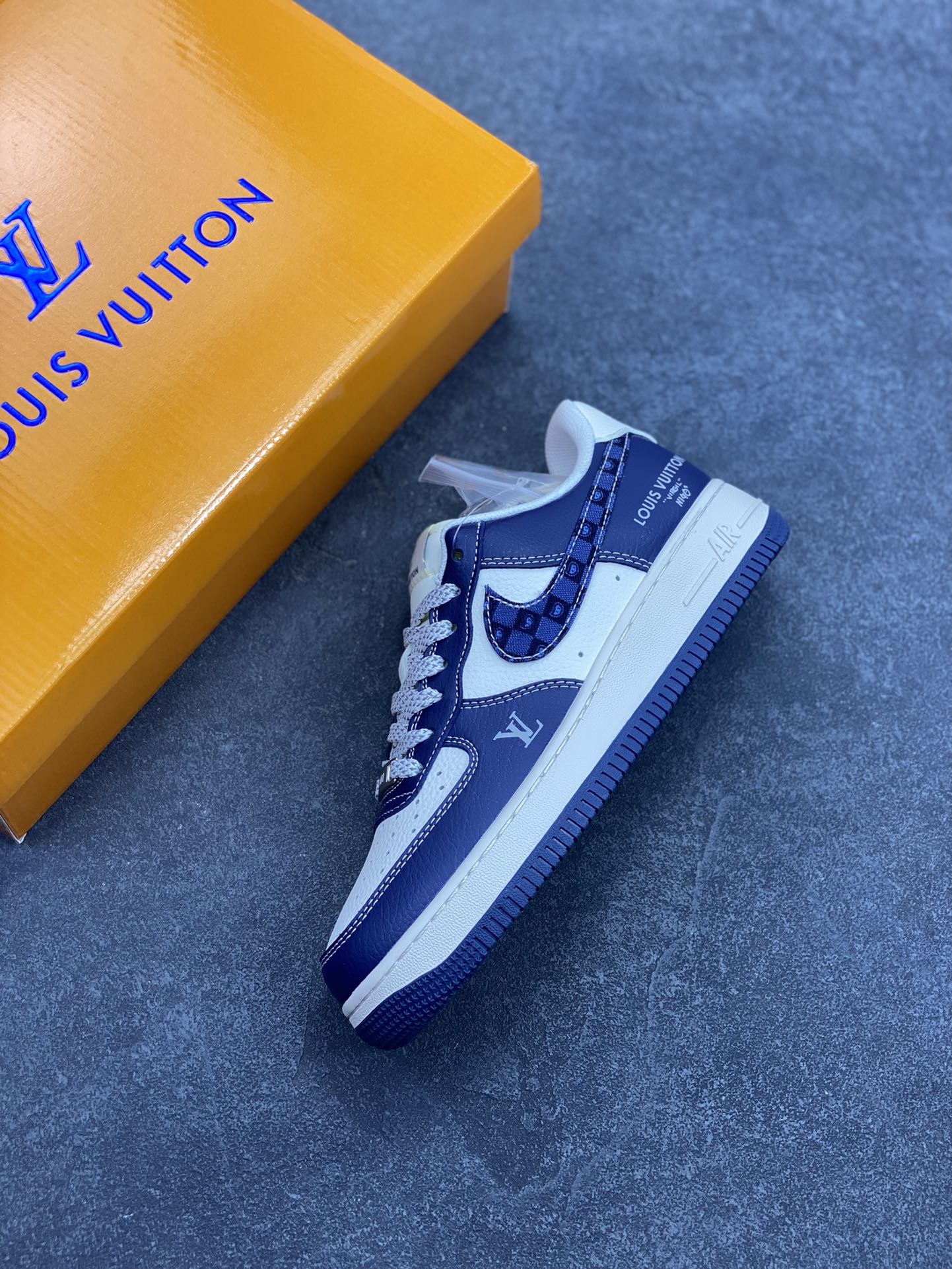 图片[7]-NIke Air Force 1 \’07 Low “LV联名——海军蓝腰果花”空军一号 低帮 运动鞋 休闲鞋 折边针车 工艺难度大 原楦头原纸板 原装鞋盒 定制五金配件 内置全掌气垫 原厂鞋底 货号：JP8028-009 尺码：36 36.5 37.5 38 38.5 39 40 40.5 41 42 42.5 43 44 44.5 45-选品中心