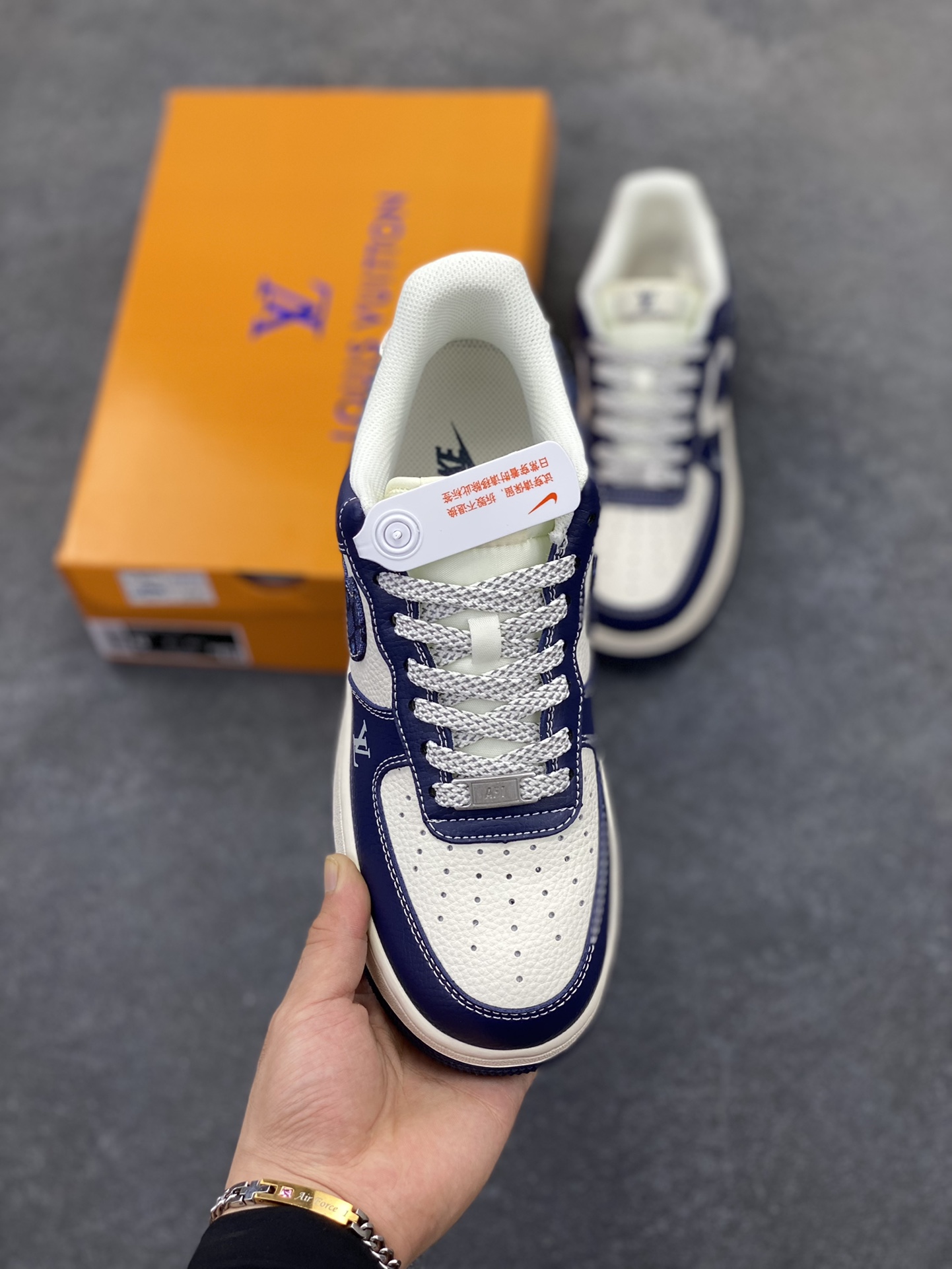 图片[2]-NIke Air Force 1 \’07 Low “LV联名——海军蓝腰果花”空军一号 低帮 运动鞋 休闲鞋 折边针车 工艺难度大 原楦头原纸板 原装鞋盒 定制五金配件 内置全掌气垫 原厂鞋底 货号：JP8028-009 尺码：36 36.5 37.5 38 38.5 39 40 40.5 41 42 42.5 43 44 44.5 45-选品中心