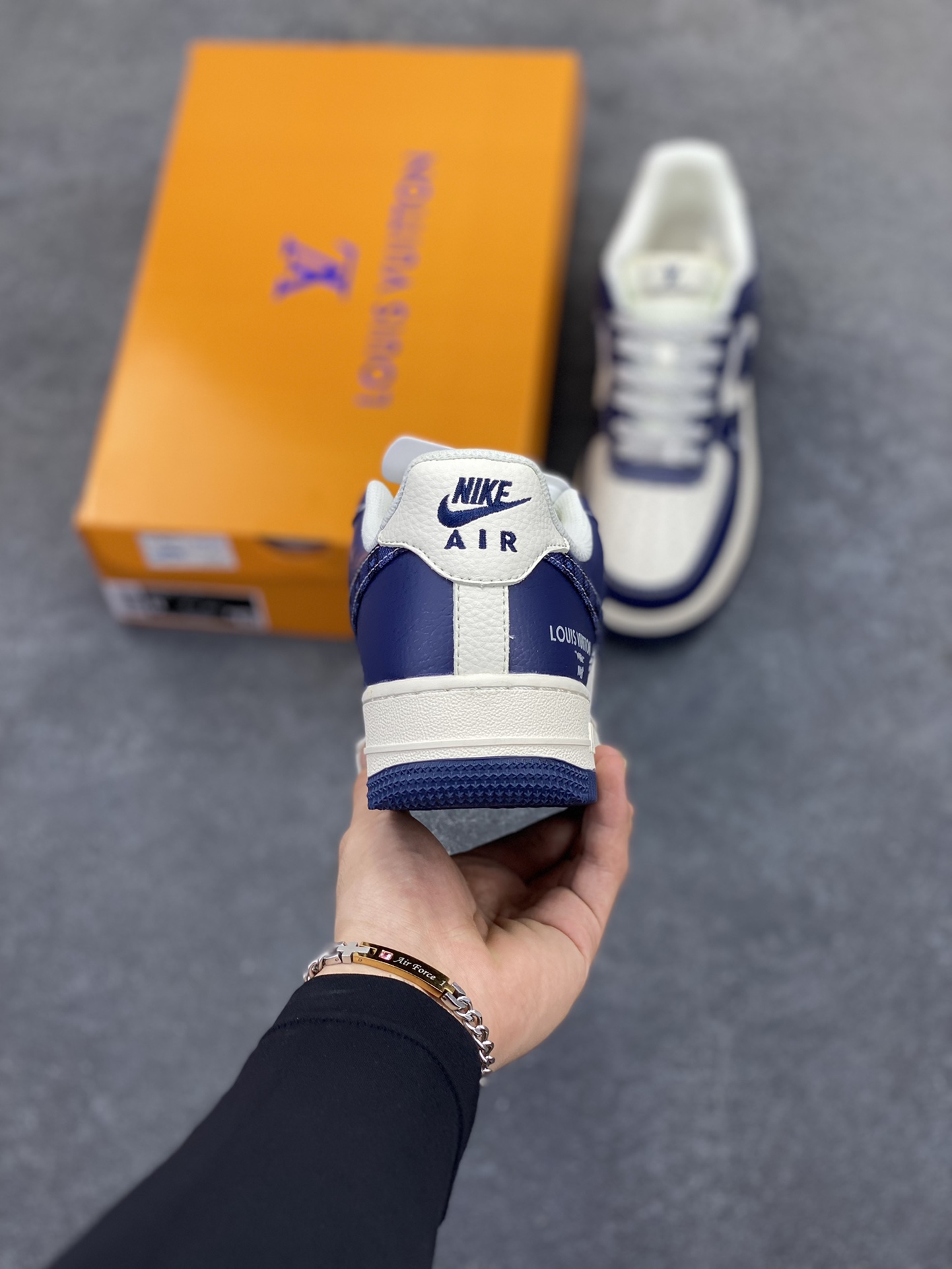 图片[4]-NIke Air Force 1 \’07 Low “LV联名——海军蓝腰果花”空军一号 低帮 运动鞋 休闲鞋 折边针车 工艺难度大 原楦头原纸板 原装鞋盒 定制五金配件 内置全掌气垫 原厂鞋底 货号：JP8028-009 尺码：36 36.5 37.5 38 38.5 39 40 40.5 41 42 42.5 43 44 44.5 45-选品中心