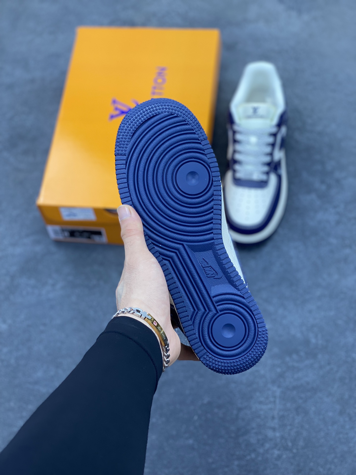 图片[5]-NIke Air Force 1 \’07 Low “LV联名——海军蓝腰果花”空军一号 低帮 运动鞋 休闲鞋 折边针车 工艺难度大 原楦头原纸板 原装鞋盒 定制五金配件 内置全掌气垫 原厂鞋底 货号：JP8028-009 尺码：36 36.5 37.5 38 38.5 39 40 40.5 41 42 42.5 43 44 44.5 45-选品中心