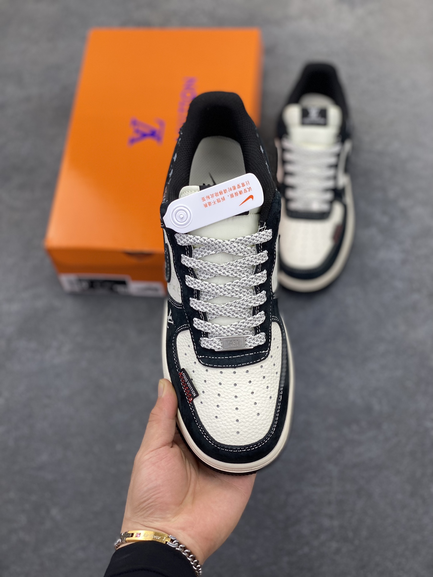 图片[2]-NIke Air Force 1 \’07 Low “LV联名——缝织标印花”空军一号 低帮 运动鞋 休闲鞋 折边针车 工艺难度大 原楦头原纸板 原装鞋盒 定制五金配件 内置全掌气垫 原厂鞋底 货号：CX5050-Y10 尺码：36 36.5 37.5 38 38.5 39 40 40.5 41 42 42.5 43 44 44.5 45-选品中心