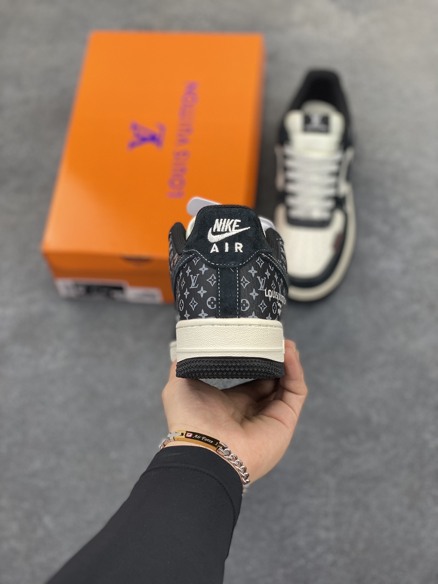图片[4]-NIke Air Force 1 \’07 Low “LV联名——缝织标印花”空军一号 低帮 运动鞋 休闲鞋 折边针车 工艺难度大 原楦头原纸板 原装鞋盒 定制五金配件 内置全掌气垫 原厂鞋底 货号：CX5050-Y10 尺码：36 36.5 37.5 38 38.5 39 40 40.5 41 42 42.5 43 44 44.5 45-选品中心