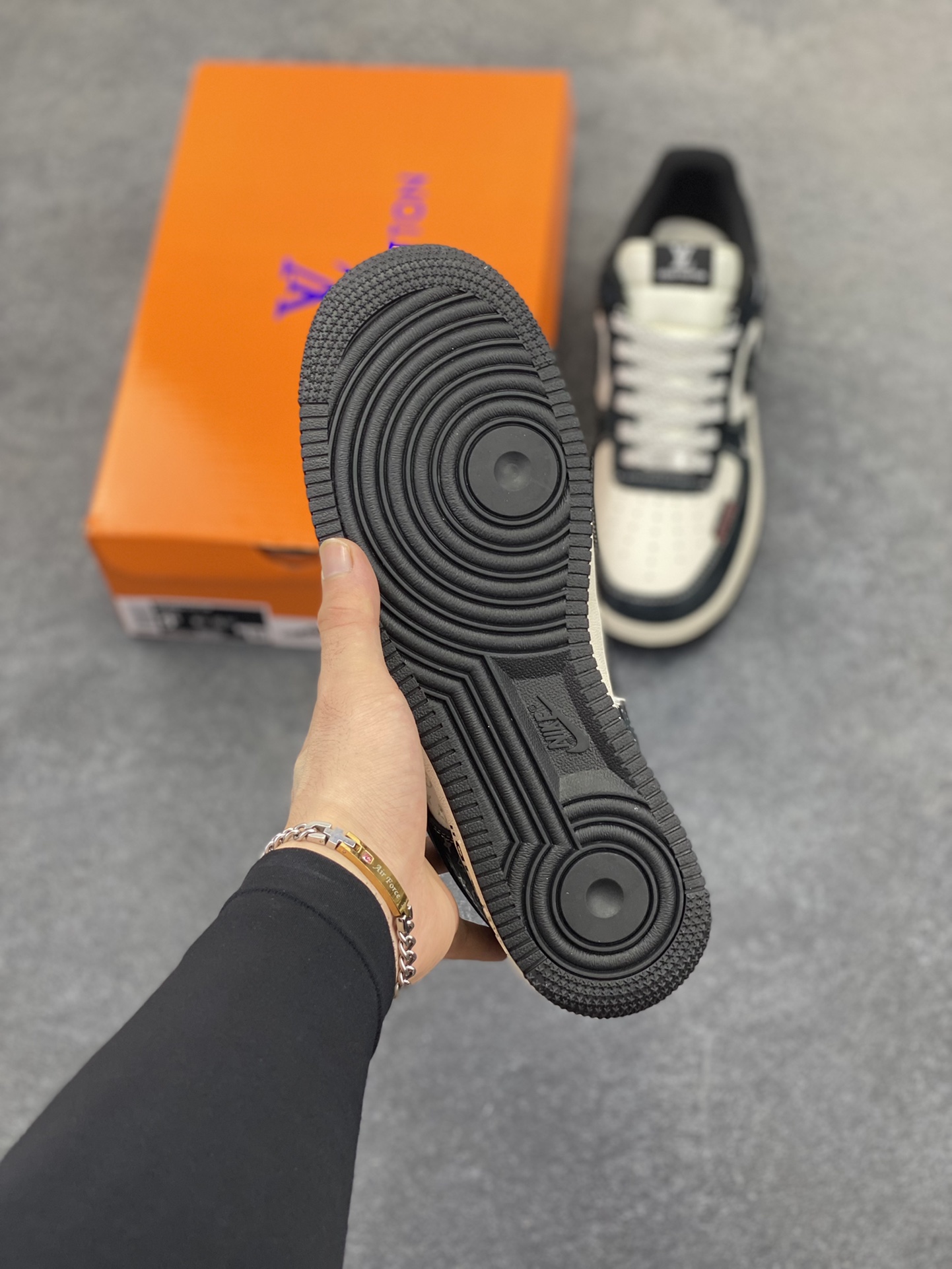 图片[5]-NIke Air Force 1 \’07 Low “LV联名——缝织标印花”空军一号 低帮 运动鞋 休闲鞋 折边针车 工艺难度大 原楦头原纸板 原装鞋盒 定制五金配件 内置全掌气垫 原厂鞋底 货号：CX5050-Y10 尺码：36 36.5 37.5 38 38.5 39 40 40.5 41 42 42.5 43 44 44.5 45-选品中心