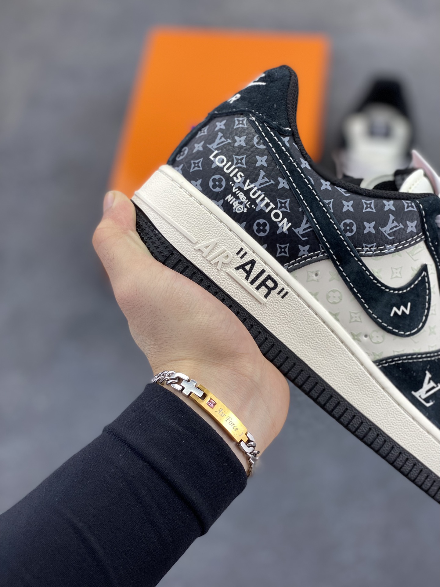 图片[6]-NIke Air Force 1 \’07 Low “LV联名——缝织标印花”空军一号 低帮 运动鞋 休闲鞋 折边针车 工艺难度大 原楦头原纸板 原装鞋盒 定制五金配件 内置全掌气垫 原厂鞋底 货号：CX5050-Y10 尺码：36 36.5 37.5 38 38.5 39 40 40.5 41 42 42.5 43 44 44.5 45-选品中心