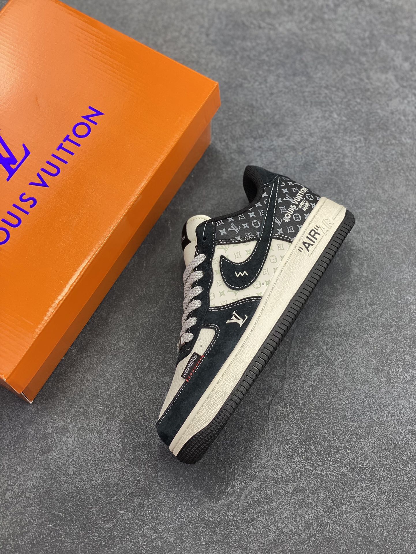 图片[7]-NIke Air Force 1 \’07 Low “LV联名——缝织标印花”空军一号 低帮 运动鞋 休闲鞋 折边针车 工艺难度大 原楦头原纸板 原装鞋盒 定制五金配件 内置全掌气垫 原厂鞋底 货号：CX5050-Y10 尺码：36 36.5 37.5 38 38.5 39 40 40.5 41 42 42.5 43 44 44.5 45-选品中心