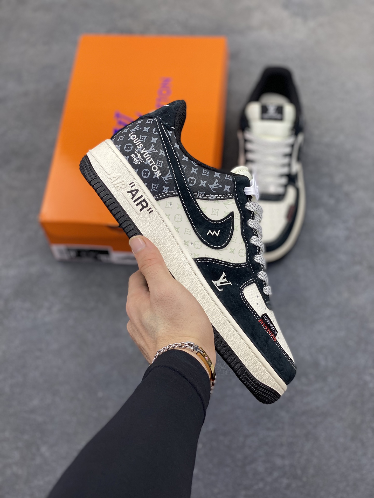 NIke Air Force 1 \’07 Low “LV联名——缝织标印花”空军一号 低帮 运动鞋 休闲鞋 折边针车 工艺难度大 原楦头原纸板 原装鞋盒 定制五金配件 内置全掌气垫 原厂鞋底 货号:CX5050-Y10 尺码:36 36.5 37.5 38 38.5 39 40 40.5 41 42 42.5 43 44 44.5 45-选品中心
