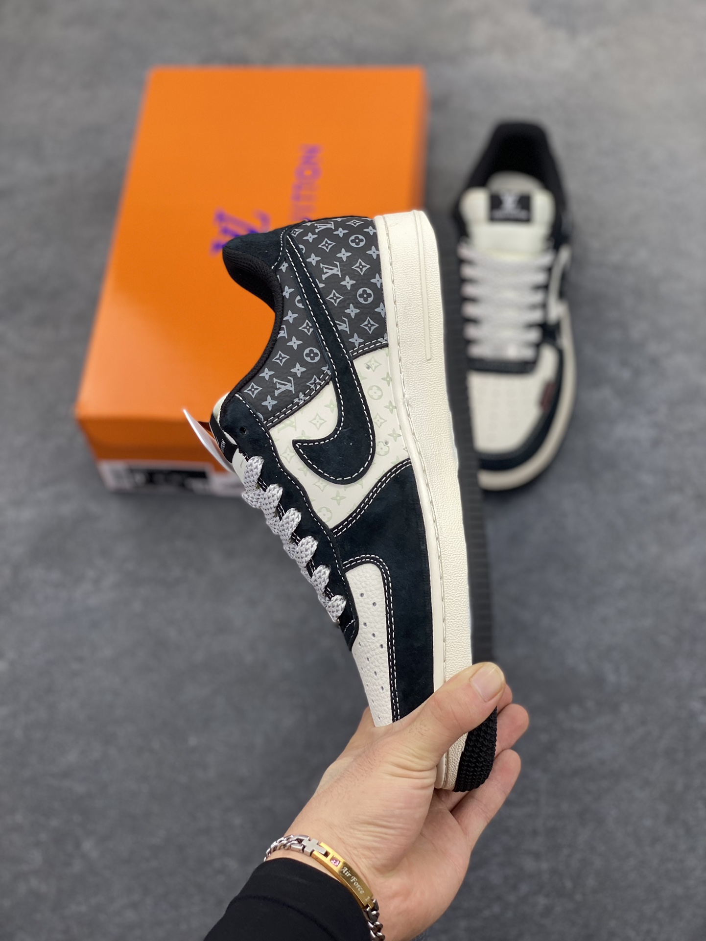 图片[3]-NIke Air Force 1 \’07 Low “LV联名——缝织标印花”空军一号 低帮 运动鞋 休闲鞋 折边针车 工艺难度大 原楦头原纸板 原装鞋盒 定制五金配件 内置全掌气垫 原厂鞋底 货号：CX5050-Y10 尺码：36 36.5 37.5 38 38.5 39 40 40.5 41 42 42.5 43 44 44.5 45-选品中心