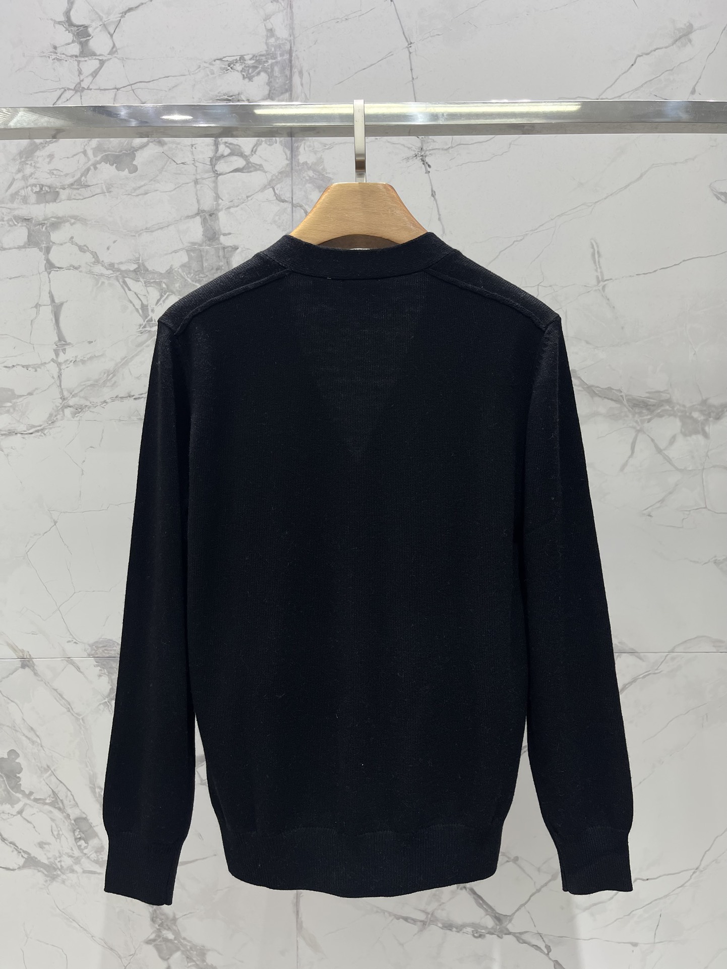 Burberry V-Neck Knit Cardigan - Business Casual Style, Unisex Design 9 i1756347601 5494 7