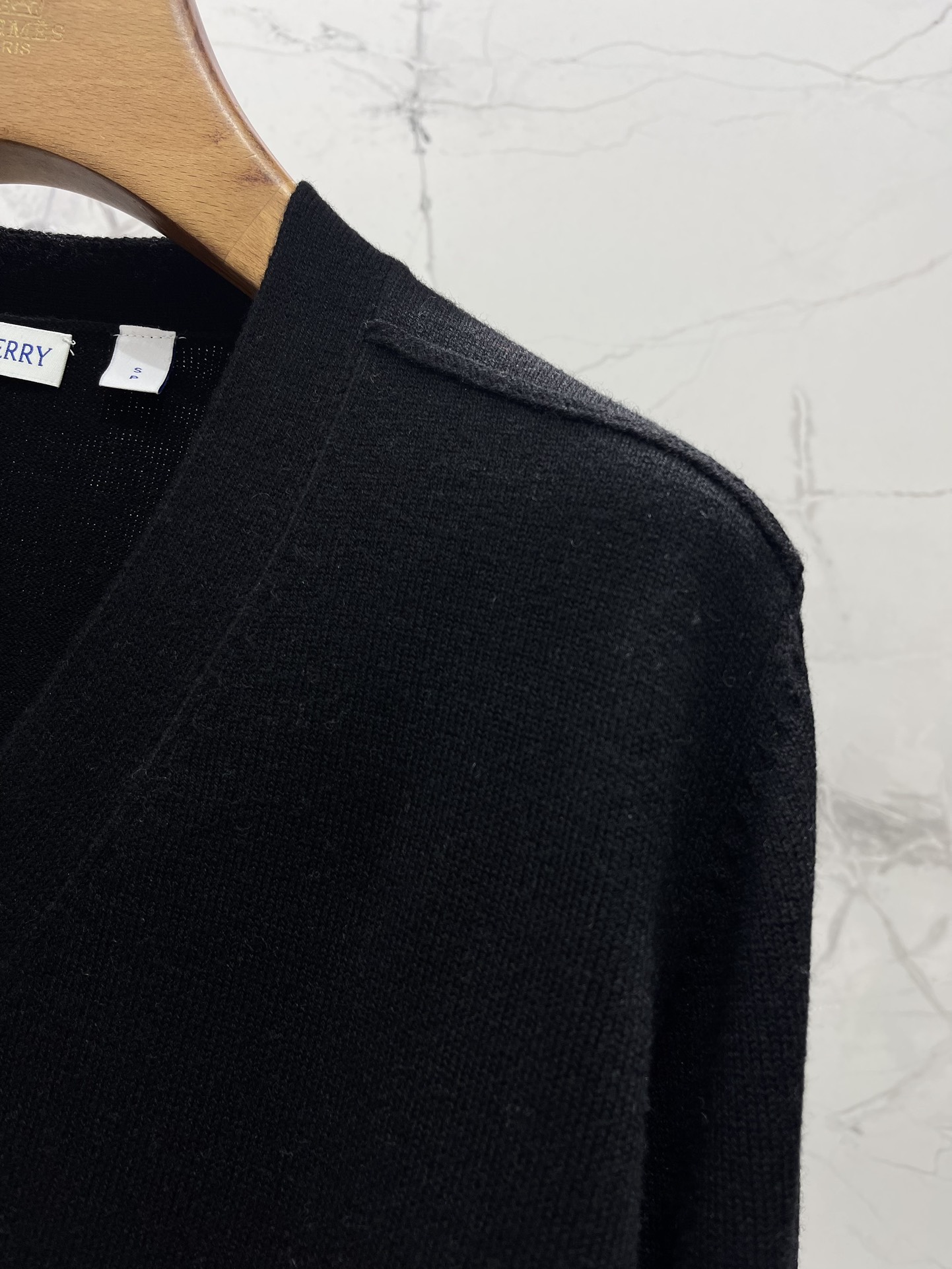 Burberry V-Neck Knit Cardigan - Business Casual Style, Unisex Design 4 i1756347601 6041 2