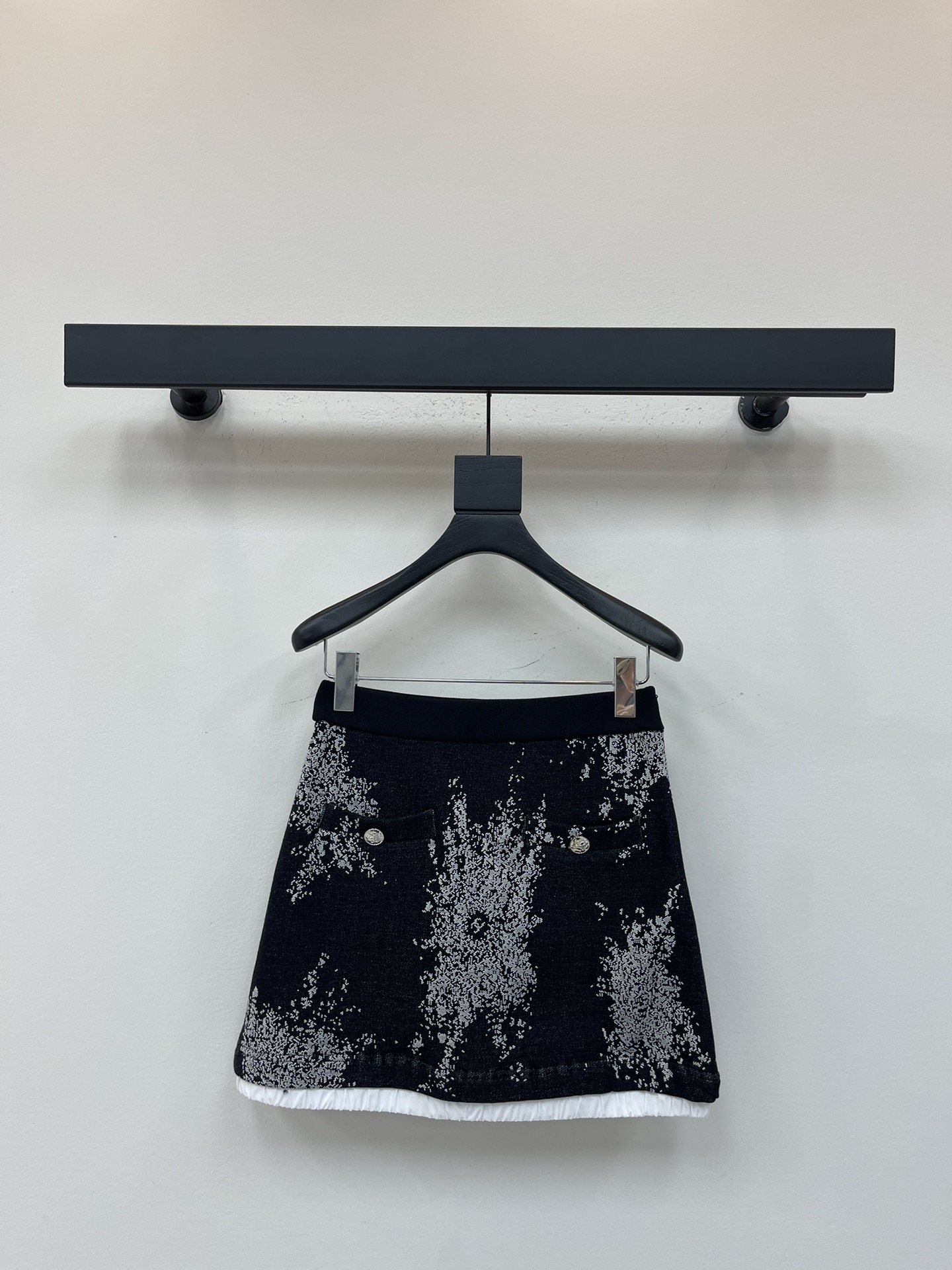 NO:480016,Chane*25 autumn and winter new hooded printed sweatshirt skirt set Customized YB native cotton material Soft and skin-friendly, not easy to deform and pill after washing for a long time, full texture Hooded long-sleeved sweatshirt short skirt set Fashionable and casual All-body full-print black and white contrasting snowflake pattern Positioning double C logo decoration Brand style instantly improves the loose style splicing white elastic band at the waist The splicing adds vitality to the same style elastic straight skirt The skirt hem is spliced ​​with the upper and lower echoes the overall coordination and unity Symmetric pockets increase the styling complete set Simple and high-end autumn and winter suits are indispensable Daily casual outfit guide Slack and fashionable High version SML half, Chanel, hoodie, sweatshirts, skirts, hats, alexander wang19860909Chane*25秋冬新款连帽印花卫衣半裙套装 定制YB原生全棉材质 柔软亲肤 久洗不易变形起球 质感十足 连帽长袖卫衣短裙套装 时髦休闲 通体满印黑白撞色雪花图案 定位双C徽标装饰 品牌格调瞬间提升 宽松版型在腰部拼接白色弹力带 拼接感增添活力气息 搭配同款松紧直筒半裙 裙摆拼接点缀上下呼应 整体协调统一 对称口袋增加造型感 成套搭配简约高级 秋冬套装必不可少 日常休闲穿搭指南 松弛时髦 高版本 SML 半,,chanel,hoodie,sweatshirts,skirts,hats,alexander wang,Women's clothing