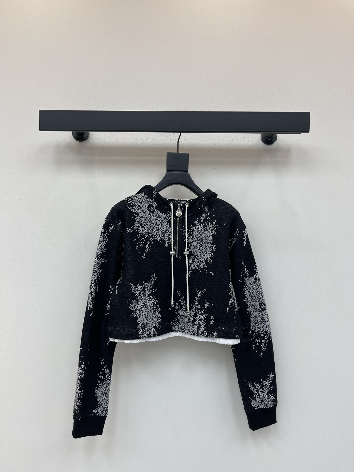 NO:480012,Chane*25 autumn and winter new hooded printed sweatshirt skirt set Customized YB native cotton material Soft and skin-friendly, not easy to deform and pill after washing for a long time, full texture Hooded long-sleeved sweatshirt short skirt set Fashionable and casual All-body full-print black and white contrasting snowflake pattern Positioning double C logo decoration Brand style instantly improves the brand style loose style spliced ​​with white elastic bands at the waist, splicing adds vitality to the same style elastic straight skirt, the skirt hem is spliced ​​with the upper and lower echoes, overall coordination and unity, symmetrical pockets increase the styling, complete set simple and advanced, autumn and winter suits are indispensable, daily casual outfit guide, relaxed and fashionable, high-end version SML ward, chanel, hoodie, sweatshirts, skirts, hats, alexander wang19860909Chane*25秋冬新款连帽印花卫衣半裙套装 定制YB原生全棉材质 柔软亲肤 久洗不易变形起球 质感十足 连帽长袖卫衣短裙套装 时髦休闲 通体满印黑白撞色雪花图案 定位双C徽标装饰 品牌格调瞬间提升 宽松版型在腰部拼接白色弹力带 拼接感增添活力气息 搭配同款松紧直筒半裙 裙摆拼接点缀上下呼应 整体协调统一 对称口袋增加造型感 成套搭配简约高级 秋冬套装必不可少 日常休闲穿搭指南 松弛时髦 高版本 SML 卫,,chanel,hoodie,sweatshirts,skirts,hats,alexander wang,Women's clothing