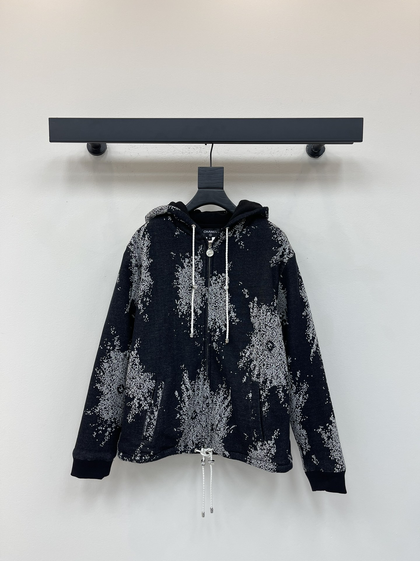 NO:480021,Chane*25 autumn and winter new hooded hooked and fleece jacket Customized YB native cotton material Soft and skin-friendly, not easy to deform and pill after washing for a long time, full texture Hooded zipper jacket Fashionable and casual, full of black and white contrasting snowflake pattern throughout the body Positioning double C logo decoration instantly improves the brand style Loose style splicing white drawstring at the waist Add vitality to the sense of splicing adds vitality to the inner pellet fleece blessing, warm performance without doubt, simple and high-end matching, essential for autumn and winter items Daily casual wear guide, loose and fashionable YB development Double C letter webbing on the inner side High version SML,,chanel, jackets & coats,hats,alexander wang19860909Chane*25秋冬新款连帽钩花加绒外套 定制YB原生全棉材质 柔软亲肤 久洗不易变形起球 质感十足 连帽拉链外套 时髦休闲 通体满印黑白撞色雪花图案 定位双C徽标装饰 品牌格调瞬间提升 宽松版型在腰部拼接白色抽绳带 拼接感增添活力气息 内里颗粒绒加持 保暖性能毋庸置疑 搭配简约高级 秋冬单品必不可少 日常休闲穿搭指南 松弛时髦 YB开发 内里侧面双C字母织带 高版本 SML,,chanel,jackets & coats,hats,alexander wang,Women's clothing