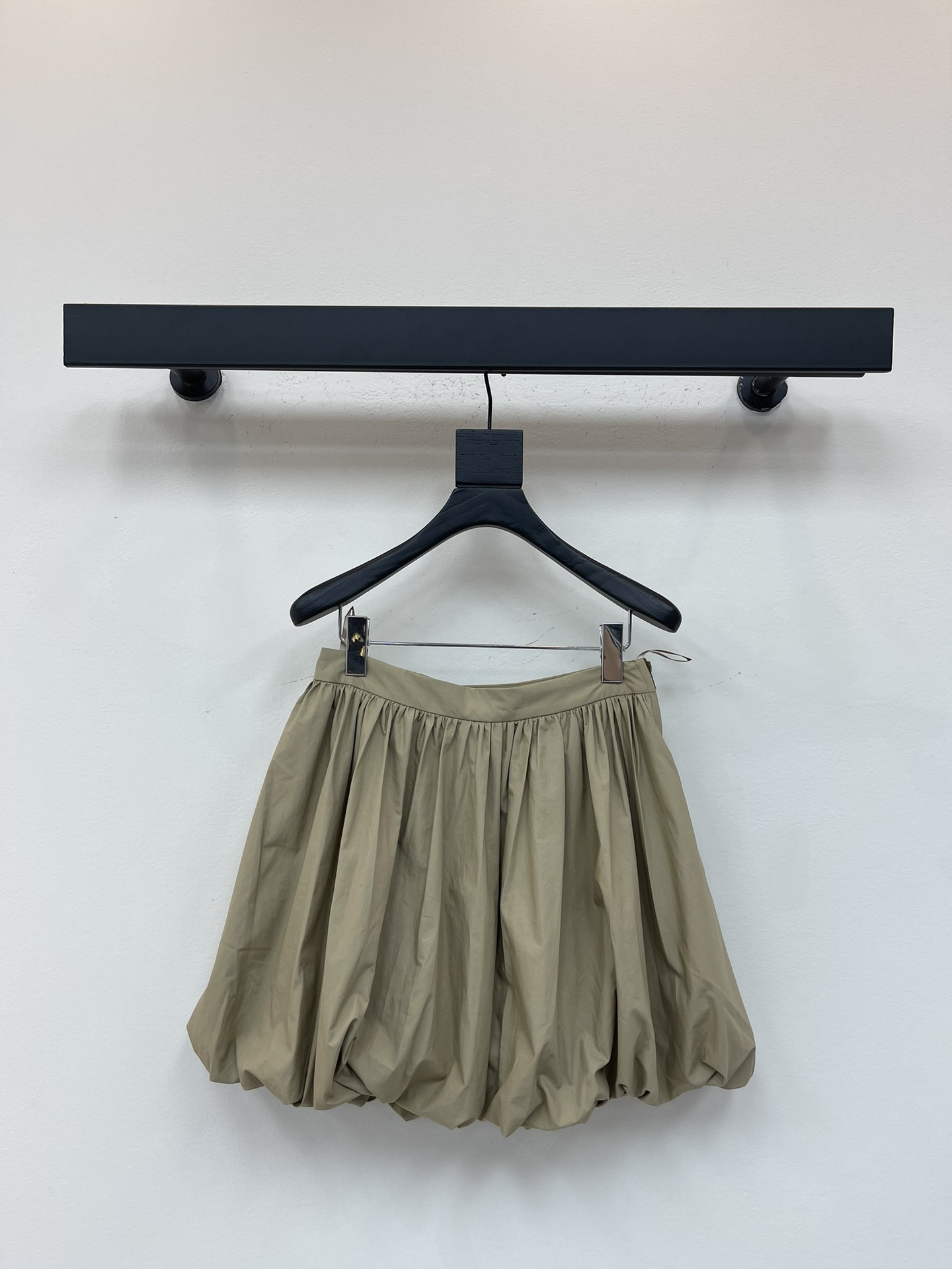 NO:479997,Dio*25 autumn and winter new classic British style high-waist bubble short skirt. Twill cotton fabric has delicate texture and breathable comfort. Micro A skirt short style with upper body to modify waist and hip lines. With the pleated bubble design of skirt edges, safety pants are installed to prevent exposure~ Elegant temperament, modern and playful feeling, matched with different tops, add fashionable charm to the overall look. SML,,dior, skirts,alexander wang19860909Dio*25秋冬新品经典英伦风高腰泡泡短裙 斜纹全棉面料质感细腻 透气舒适 微A裙摆短款版型上身修饰腰胯线条 配合裙边压褶泡泡感设计 内设安全裤防走光哦～气质优雅摩登俏皮感 搭配不同上装 为整体造型增添时尚魅力 SML,,dior,skirts,alexander wang,Women's clothing