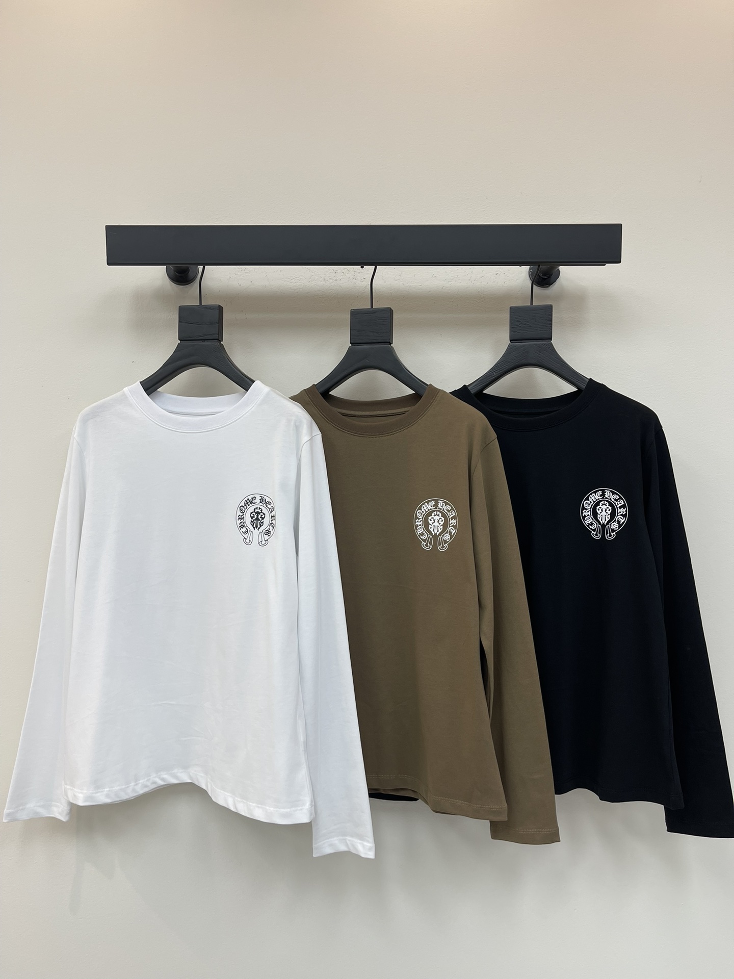 NO:484251,Chrome He*rts Croxin 25 early autumn new Sanskrit star-stripe flag printed long-sleeved T!  Classic cross flower + star and stripe elements, red/blue/black contrasting colors come with retro filters, a must-have item in early autumn. Whether worn alone or as an inner wear, it is extremely versatile and not picky about people's portable style covering the flesh and not tight, full of comfort. SML, chrome hearts, chrome hearts, alexander wang19860909Chrome He*rts克罗心25早秋新款梵文星条旗印花长袖T！经典十字花+星条旗元素,红/蓝/黑撞色自带复古滤镜,早秋必有的单品 不论单穿或当内搭都超绝百搭不挑人随身版型遮肉不紧绷,舒适感满分 SML,,chrome hearts,chrome hearts,alexander wang,Women's clothing