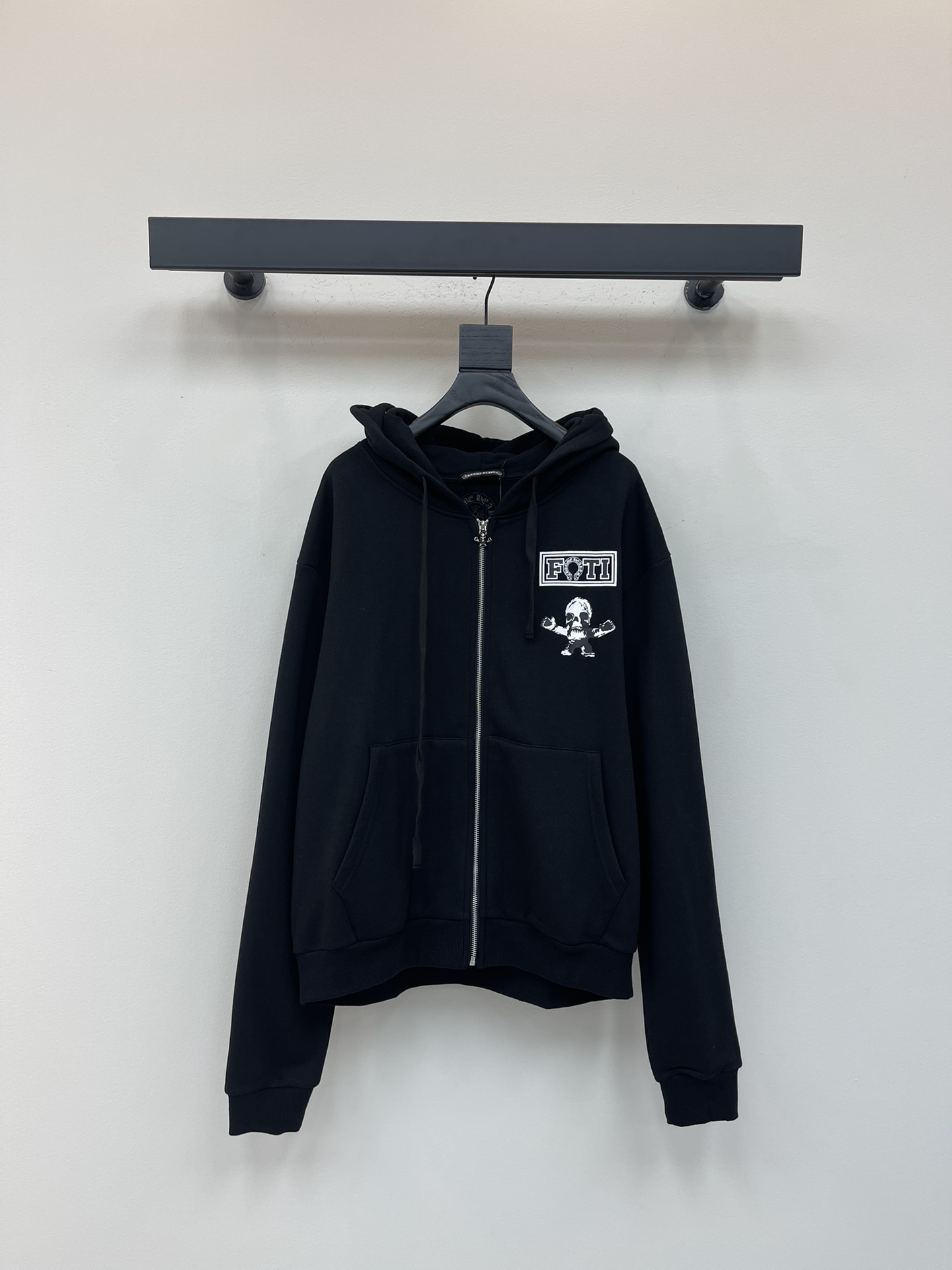 NO:480007,Chrome Hea*ts Croxin 25 autumn and winter new nine-grid skull hooded hoodie sweatshirt on the back. It uses high-quality cotton fabric, soft and skin-friendly, loose shoulder cut, and does not pick on the figure. The hooded design is matched with drawstrings and a large front pocket design, which is both beautiful and practical. It is convenient to place small items on your own, or insert your pocket to keep warm in the cold!  The thickness of the sweatshirt is moderate. You can wear it alone in spring and autumn, pair it with jeans, sweatpants, etc. to create different styles, or you can wear it as an inner layer in winter, and pair it with down jackets, cotton jackets and other jackets on the outside. It is a must-have item in the wardrobe of street fashion enthusiasts that are both fashionable and practical!  SML, chrome hearts,chrome hearts,hoodie,sweatshirts,jeans,jackets & coats,down jacket,hats,alexander wang19860909Chrome Hea*ts克罗心25秋冬新款后背九宫格骷髅头连帽拉链卫衣.选用高品质棉质面料,质地柔软亲肤,宽松的落肩剪裁,不挑身材.连帽设计搭配抽绳,前置的大口袋设计,兼具美观与实用性.方便放置随身小物件,或是在寒冷时插兜取暖！卫衣的厚度适中,既可以在春秋季节单穿,搭配牛仔裤、运动裤等打造不同风格造型,也能在冬季作为内搭,外面搭配羽绒服、棉服等外套,是街头潮流爱好者衣橱中兼具时尚与实用的必备单品！SML,,chrome hearts,chrome hearts,hoodie,sweatshirts,jeans,jackets & coats,down jacket,hats,alexander wang,Women's clothing