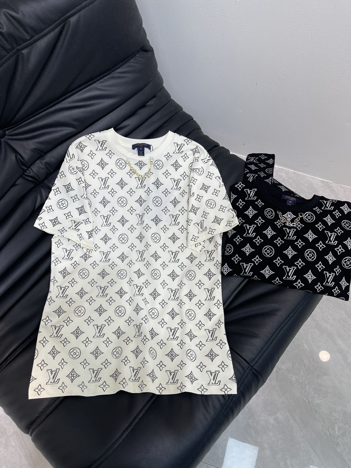 NO:478610,Louis Vuitto*25 early autumn new round neck printed chain short-sleeved T-shirt custom YB twill cotton material breathable and comfortable, full texture. Regular short-sleeved T-shirt cut highlights the brand style. Made of gram-weight pure cotton, slightly elastic, and gives a slimming visual effect. The neckline is marked with metal letters and chains in the same color, threaded edges as design highlights. The large body is full of four-leaf clover letters. The youthful atmosphere is suddenly increased. The inner wear is brilliant and fashionable. SML,,louis vuitton,T-shirt,tees,t-shirt,alexander wang19860909Louis Vuitto*25早秋新款圆领印花链条短袖T恤 定制YB斜纹全棉材质 透气舒适 质感十足 常规短袖T恤裁剪 凸显品牌格调 采用克重纯棉制成 略带有弹力 呈现显瘦视觉效果 领口以金属字母标链条同色系螺纹包边作设计亮点 大身满印四叶草字母图案 青春气氛骤增 单穿内搭都出彩时髦 SML,,louis vuitton,T-shirt,tees，t-shirt,alexander wang,Women's clothing