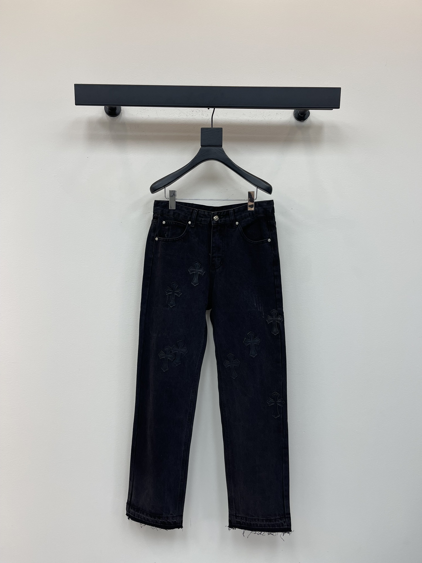 NO:480014,aChrome Heart* new cross veneer couples washing jeans. Different washable styles are very friendly to those with thin legs and thick legs. The straight style is very modified. The medium length is timeless and easy to match. The basic style of various styles is a must-have in the wardrobe!  The fabric is hard and has the effect of softness without losing texture on the upper body. The washing process is even more perfect, and it is a must-have for everyone!  !  !  Size 28.30.32.34.36, chrome hearts, chrome hearts, jeans, alexander wang19860909aChrome Heart*克罗心新款十字架贴皮情侣款水洗牛仔裤.不同水洗质感的款式,对腿细腿粗人士十分友好,直筒的版型十分修饰腿型 永不过时的适中长度,搭配起来轻松随意,各种风格的造型基础,衣橱中的必备款！面料硬挺的同时又做到了上身柔软而不失质感的效果,洗水工艺更是做到了极致,人手必备款！！！ 尺码28.30.32.34.36,,chrome hearts,chrome hearts,jeans,alexander wang,Women's clothing