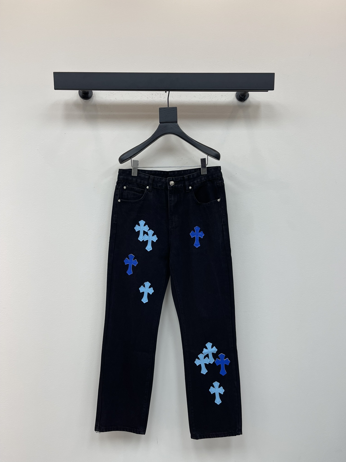 NO:480019,Chrome Heart* new blue leather cross veneer couples washing jeans. Different washable styles are very friendly to those with thin legs and thick legs. The straight style is very modified. The medium length is timeless and easy to match. The basic style of various styles is a must-have in the wardrobe!  The fabric is hard and has the effect of softness without losing texture on the upper body. The washing process is even more perfect, and it is a must-have for everyone!  !  !  Size 28.30.32.34.36, chrome hearts, chrome hearts, jeans, alexander wang19860909Chrome Heart*克罗心新款蓝皮十字架贴皮情侣款水洗牛仔裤.不同水洗质感的款式,对腿细腿粗人士十分友好,直筒的版型十分修饰腿型 永不过时的适中长度,搭配起来轻松随意,各种风格的造型基础,衣橱中的必备款！面料硬挺的同时又做到了上身柔软而不失质感的效果,洗水工艺更是做到了极致,人手必备款！！！ 尺码28.30.32.34.36,,chrome hearts,chrome hearts,jeans,alexander wang,Women's clothing