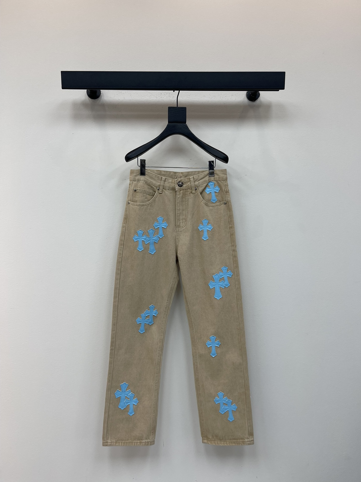 NO:481438,Chrome Heart* Limited Light Blue Leather Cross Leather Couple Washed Jeans. Different washable styles are very friendly to those with thin legs and thick legs. The straight style is very modified. The medium length is timeless and easy to match. The basic style of various styles is a must-have in the wardrobe!  The fabric is hard and has the effect of softness without losing texture on the upper body. The washing process is even more perfect, and it is a must-have for everyone!  !  !  Size 28.30.32.34.36, chrome hearts, chrome hearts, jeans, alexander wang19860909Chrome Heart*克罗心限定款浅蓝皮十字架拼皮情侣款水洗牛仔裤.不同水洗质感的款式,对腿细腿粗人士十分友好,直筒的版型十分修饰腿型 永不过时的适中长度,搭配起来轻松随意,各种风格的造型基础,衣橱中的必备款！面料硬挺的同时又做到了上身柔软而不失质感的效果,洗水工艺更是做到了极致,人手必备款！！！ 尺码28.30.32.34.36,,chrome hearts,chrome hearts,jeans,alexander wang,Women's clothing